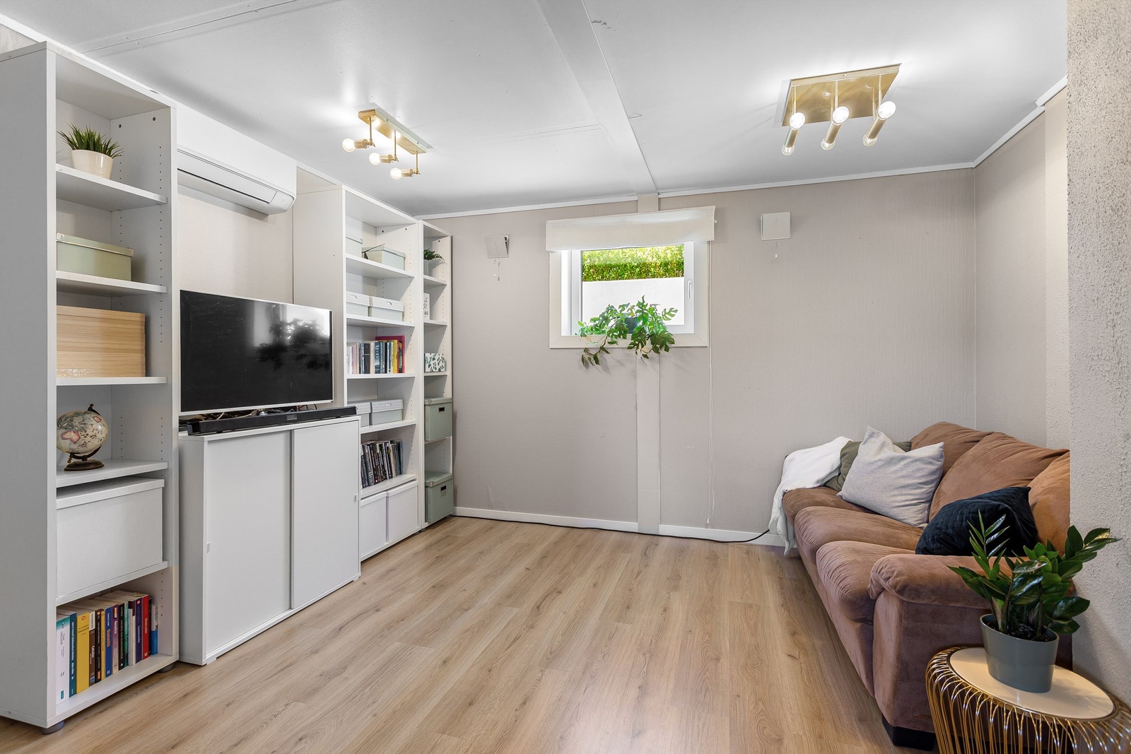 Hyggelig kjellerstue med gulv fra 2021 Galleribilde