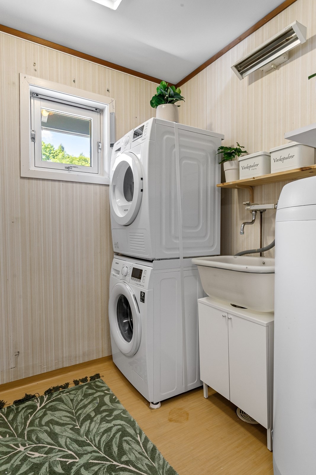 Praktisk vaskerom med vegghengt utslagsvask Galleribilde