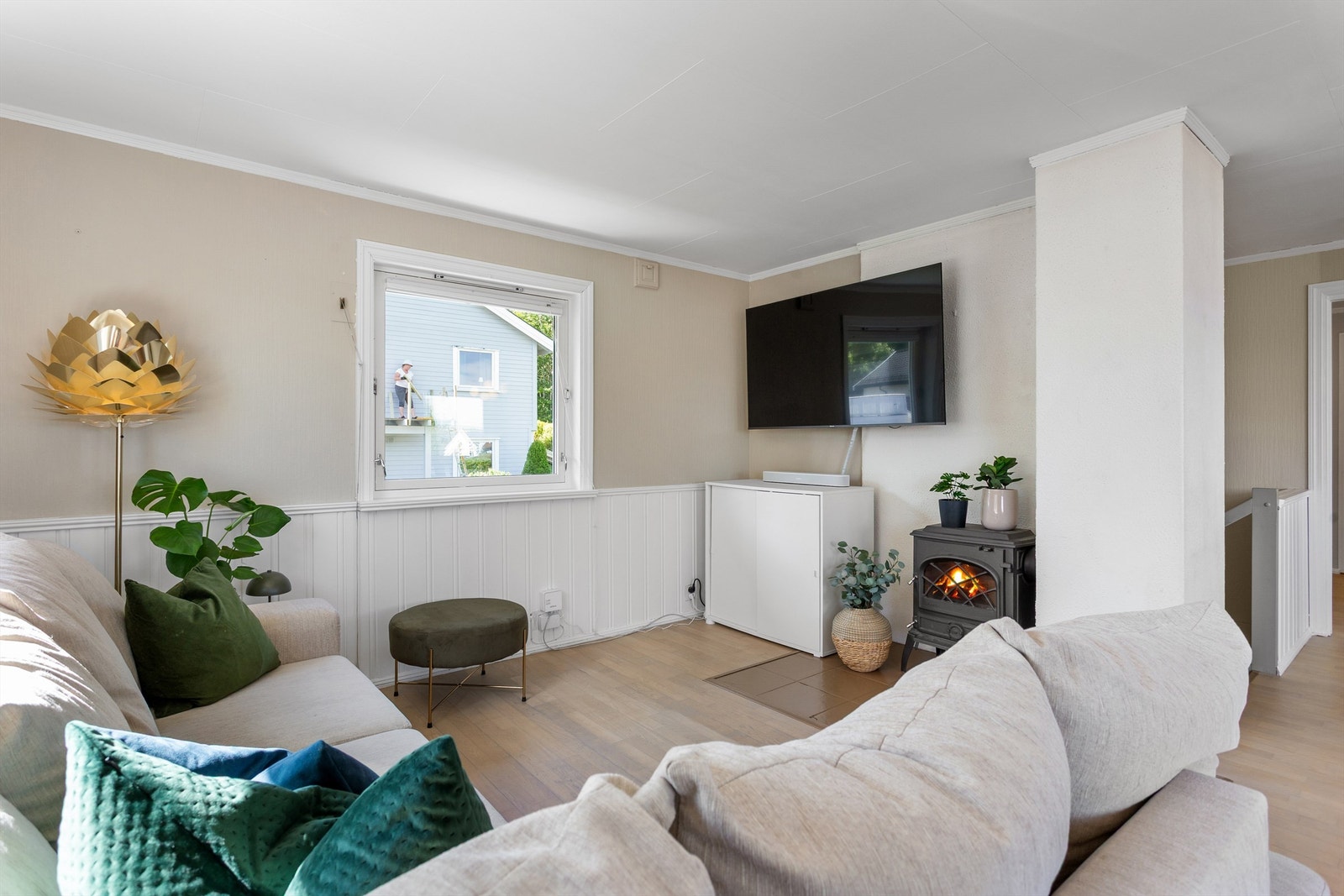 Frittstående vedovn med malte fliser på gulv Galleribilde