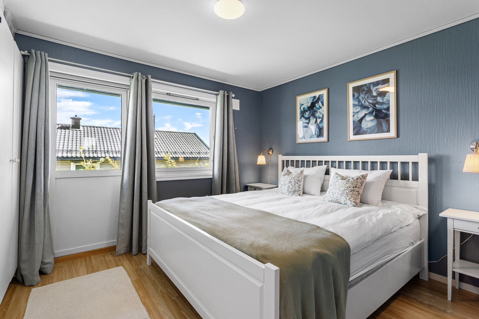 Soverom 1 med utgang til uteplass og hage Galleribilde