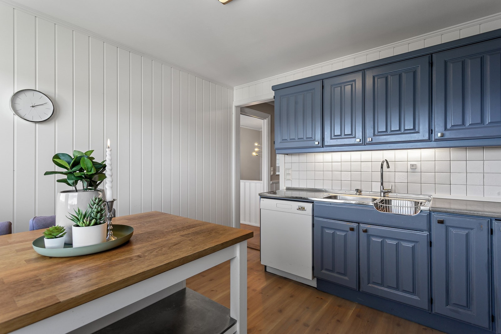 Laminat på gulv (lakkert i 2024), panelplater på vegger og malt himling Galleribilde