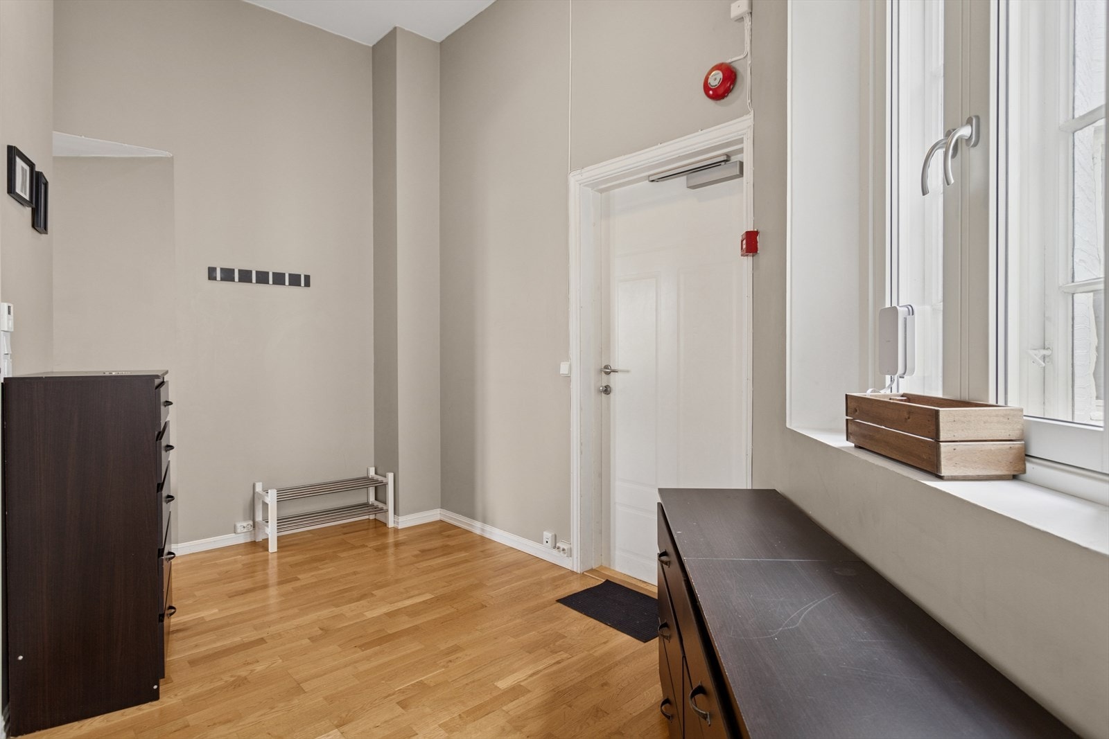 Entréen/gangen er ca 11 m² - her er det god plass til oppbevaringsskap/kommoder samt knaggrekke og skoparkering. Galleribilde