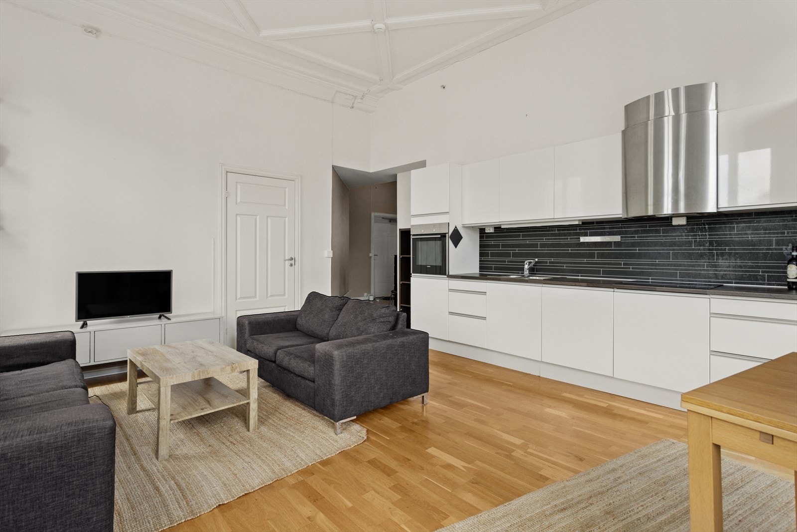 Kjøkkeninnredning som består av folierte skrog med slette fronter og laminert benkeplate. Galleribilde