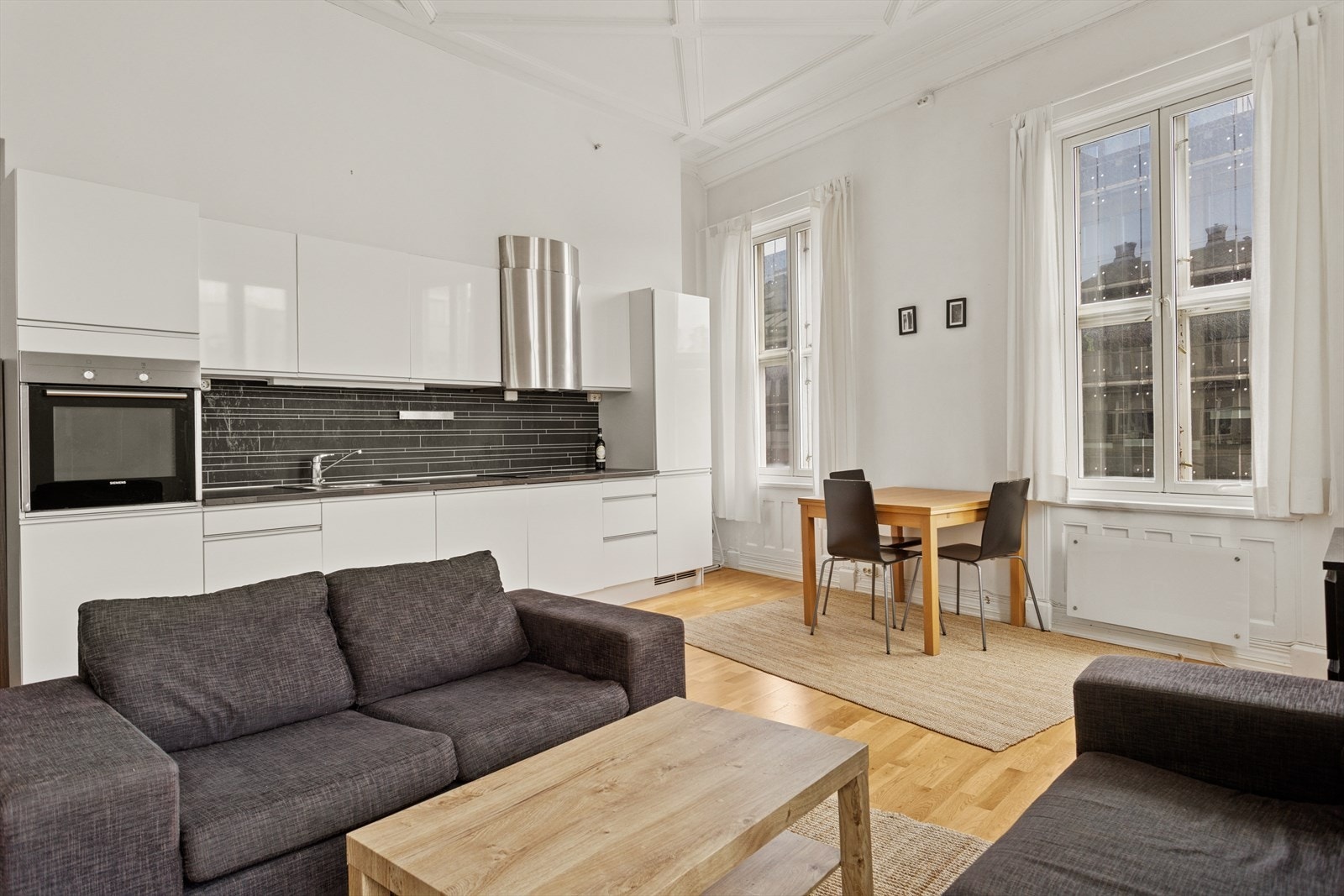 Kjøkken med en tidløs- og stilig innredning. Galleribilde