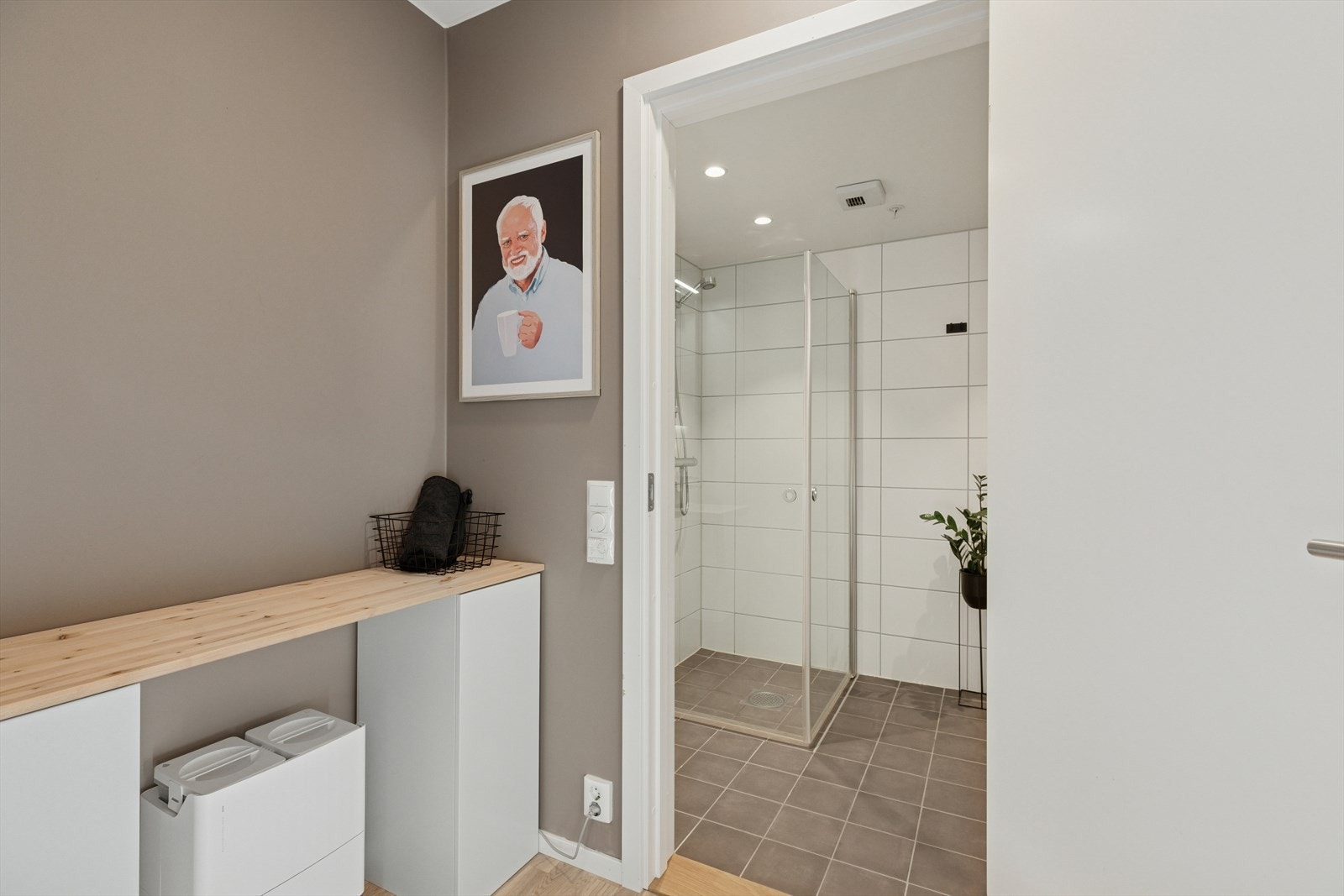 Hovedsoverommet har tilgang til et garderoberom med direkte adkomst til ett av badene. Galleribilde