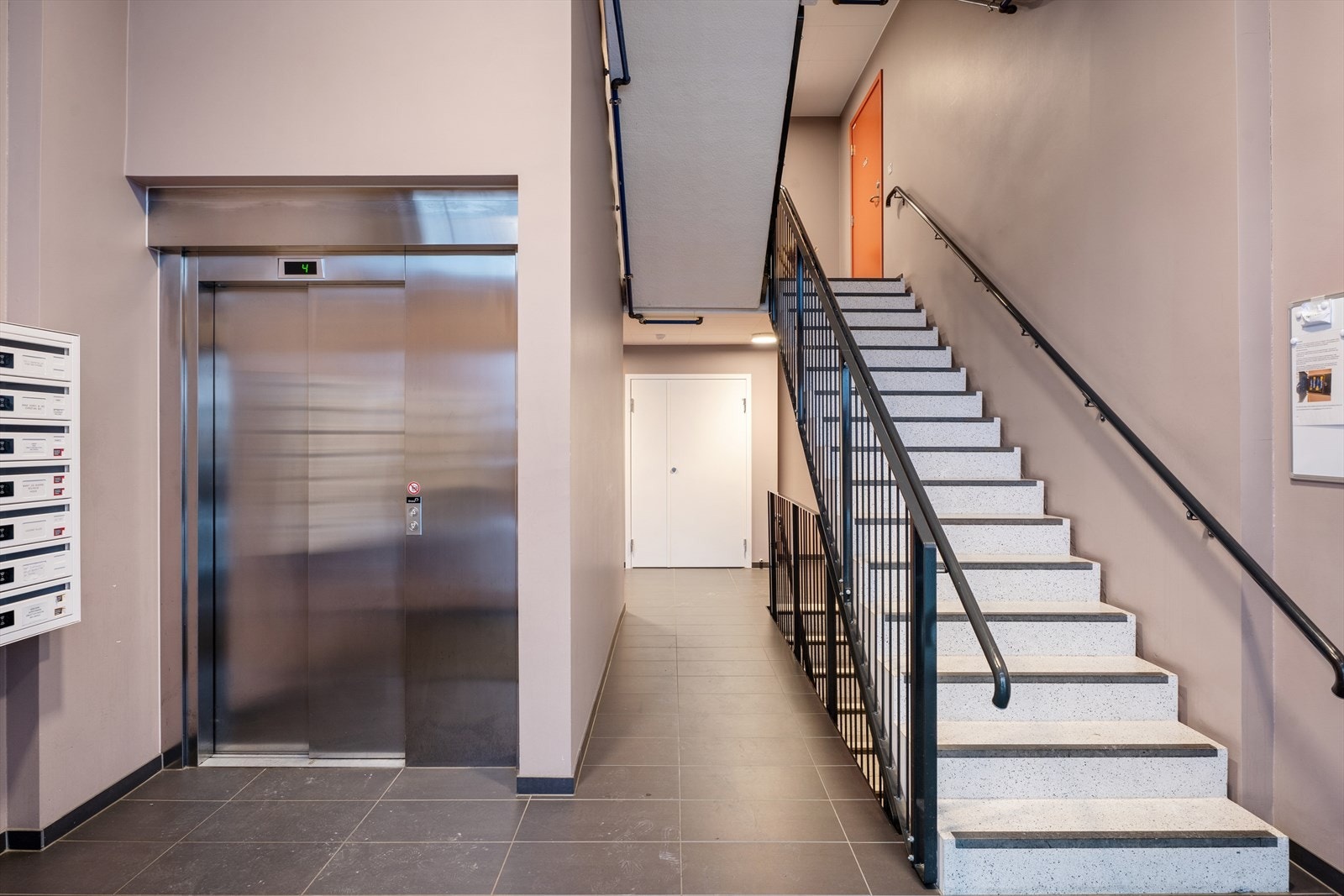 Heis fra garasje og rett til leiligheten. Galleribilde