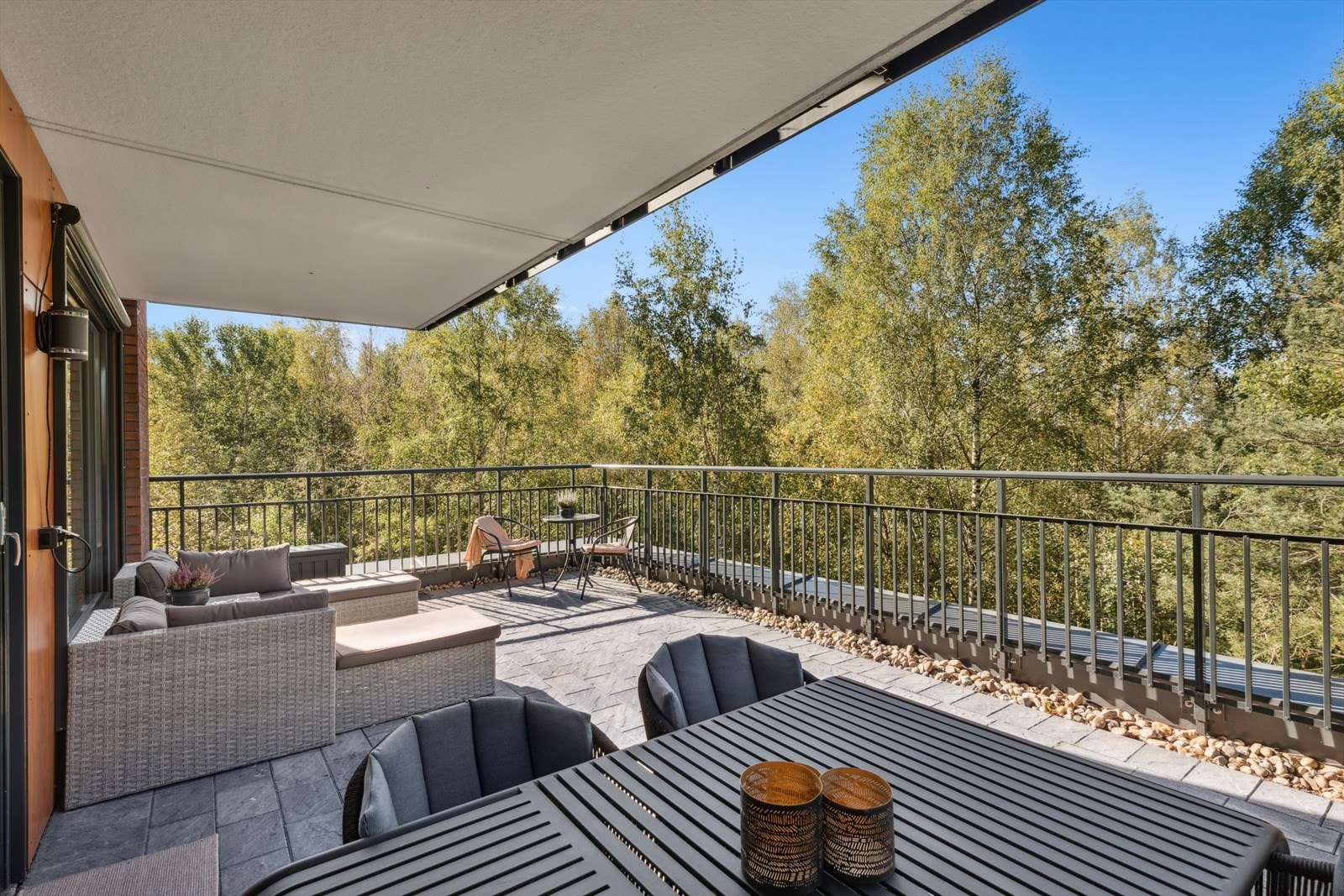 Balkongen byr på flott utsyn mot grønne omgivelser og nærhet til naturen. Galleribilde