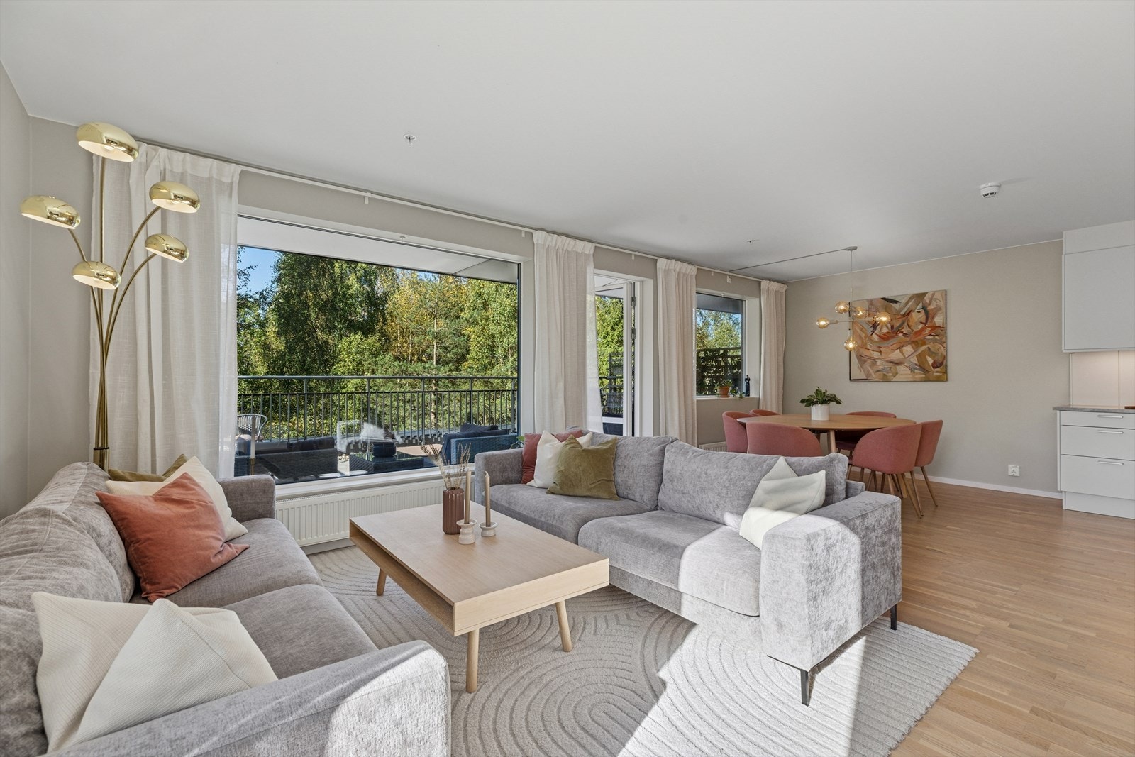 Lys og luftig stue malt i delikate farger. Galleribilde