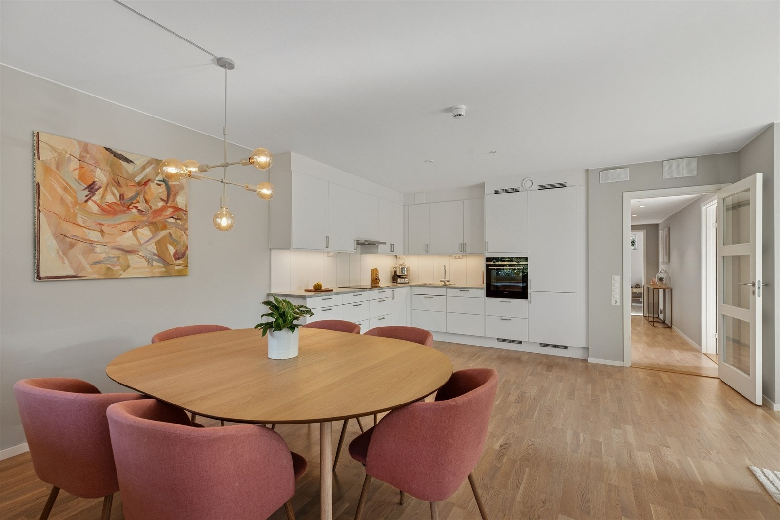 Kjøkkenet ligger i åpen løsning mot stuen, noe som skaper en naturlig flyt mellom matlaging og måltider. Galleribilde