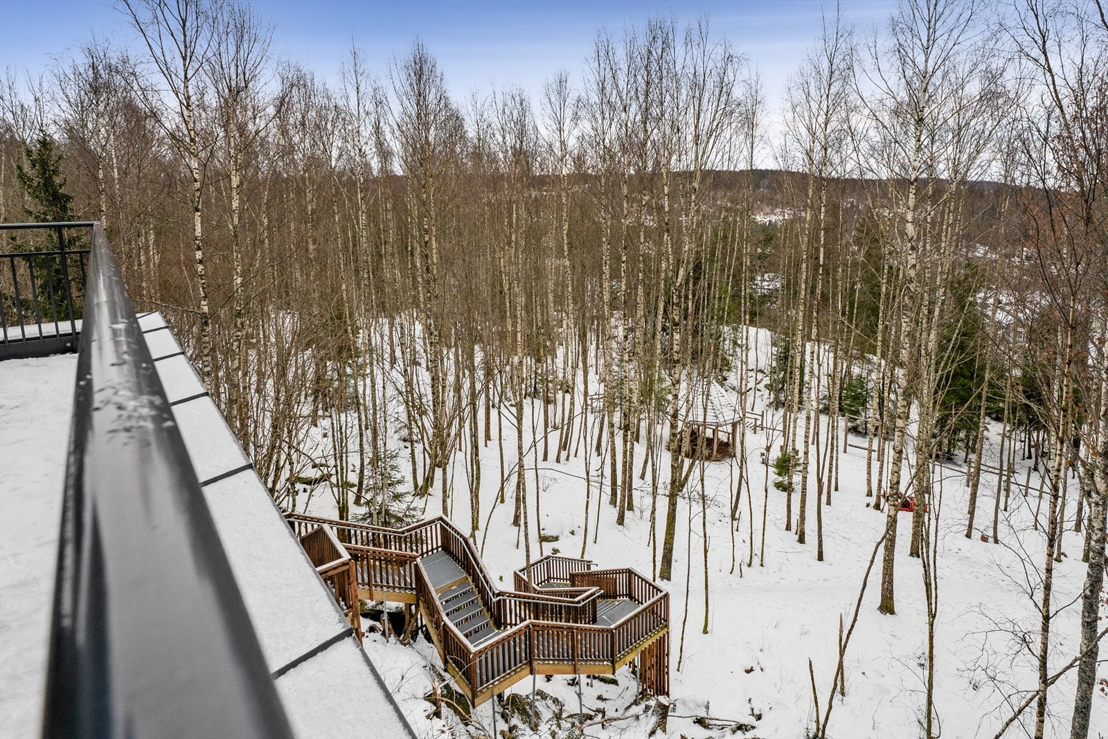 Det finnes attraktive og naturlige lekeområder i skogsområdet rett nedenfor leiligheten, noe som gir en svært praktisk og trygg hverdag for både barn og voksne. Galleribilde