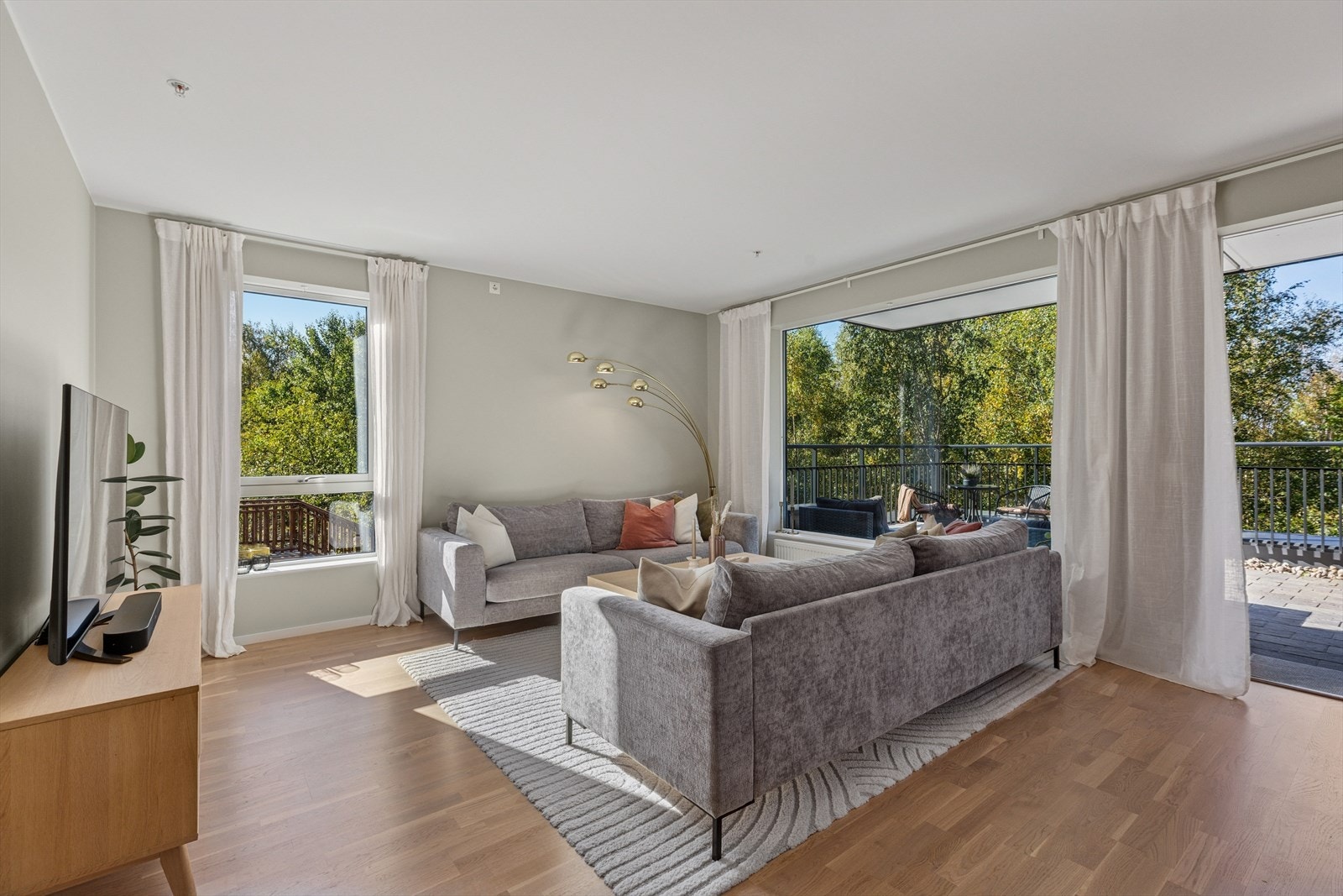 Leiligheten ligger i første etasje og fremstår som lys og innbydende. Galleribilde