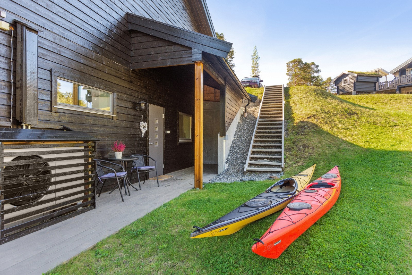 Leiligheten ligger i underetasjen og har et eget, overbygget inngangsparti med rom for kafésett. Galleribilde