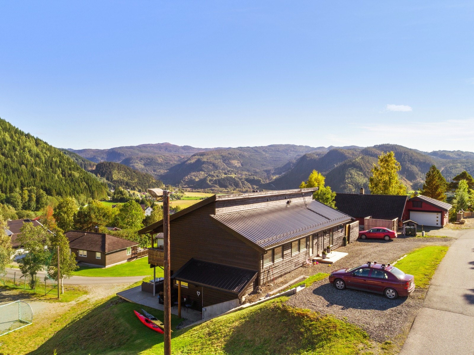 Det følger med to biloppstillingsplasser utendørs. Galleribilde