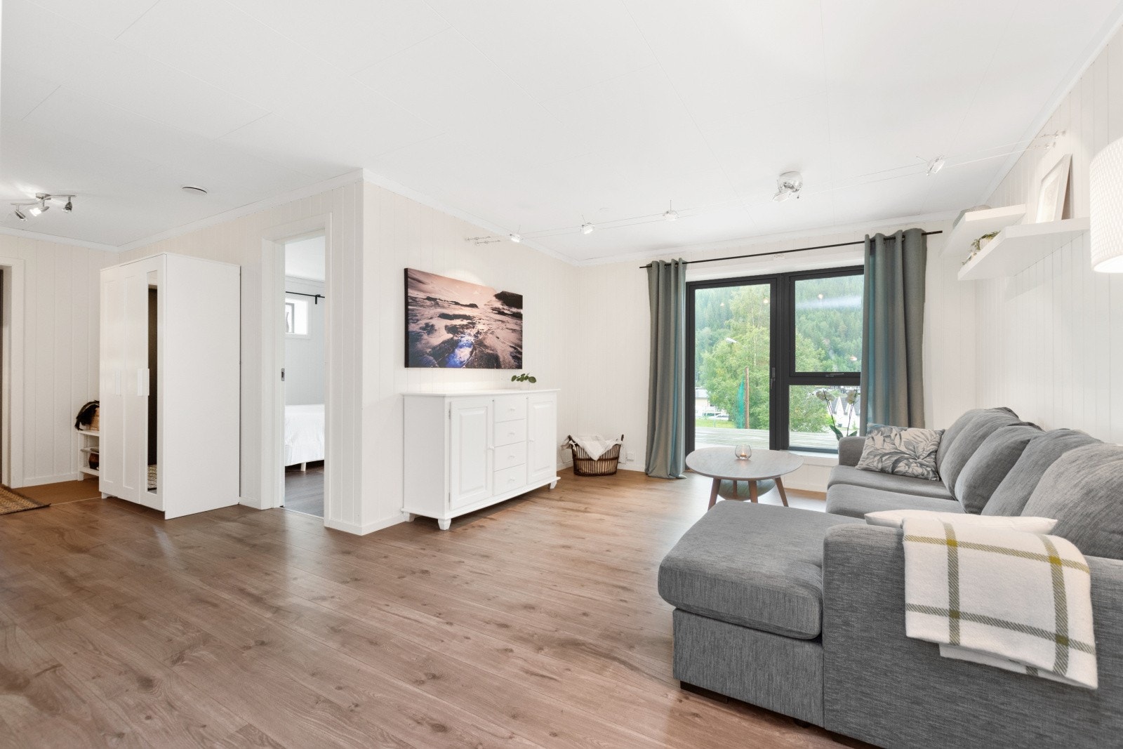 Alle rommene er utstyrt med vannbåren gulvvarme, som gir en lun og behagelig atmosfære hele året. Galleribilde