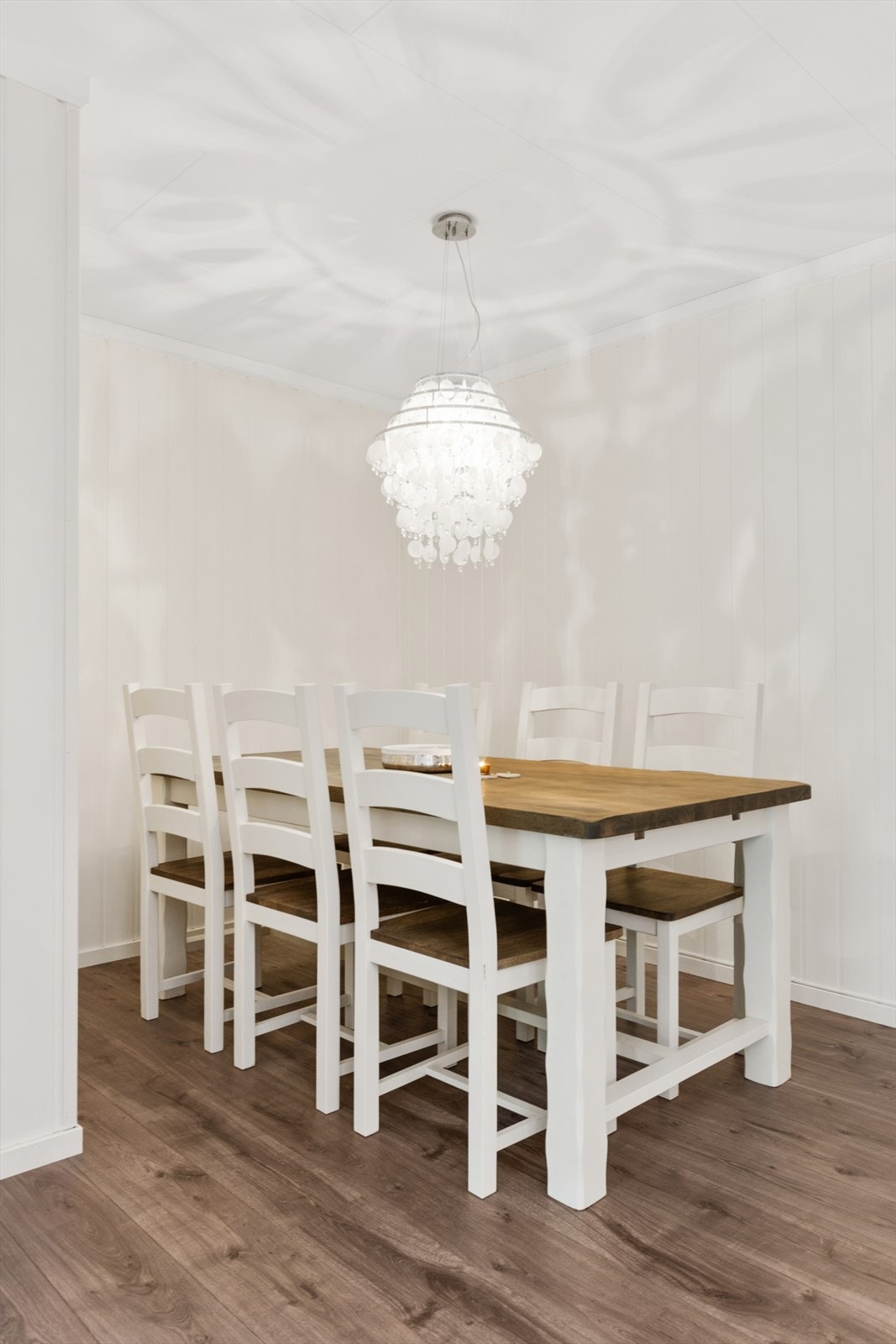 Kjøkkenet innbyr til hyggelige middager med familie og venner. Galleribilde