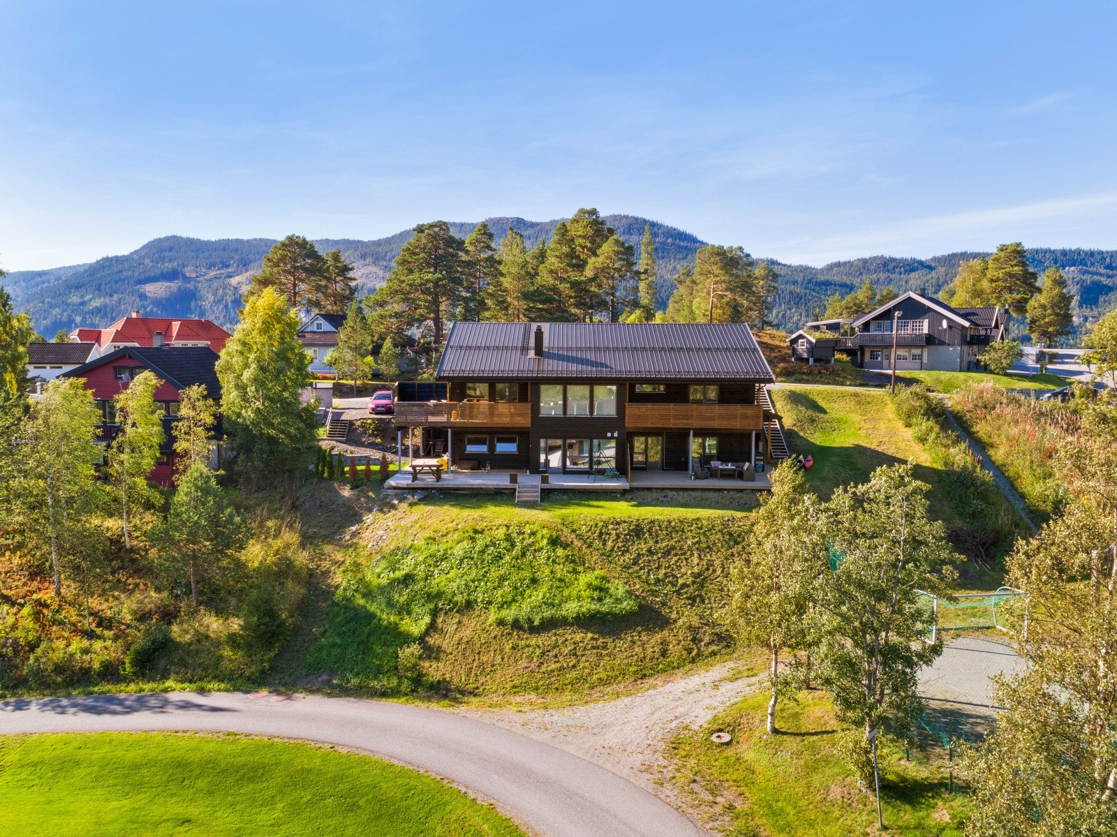 Her bor man i et rolig og barnevennlig boligfelt, like ved buss og flotte turmuligheter i marka. Velkommen til en trivelig visning! Galleribilde