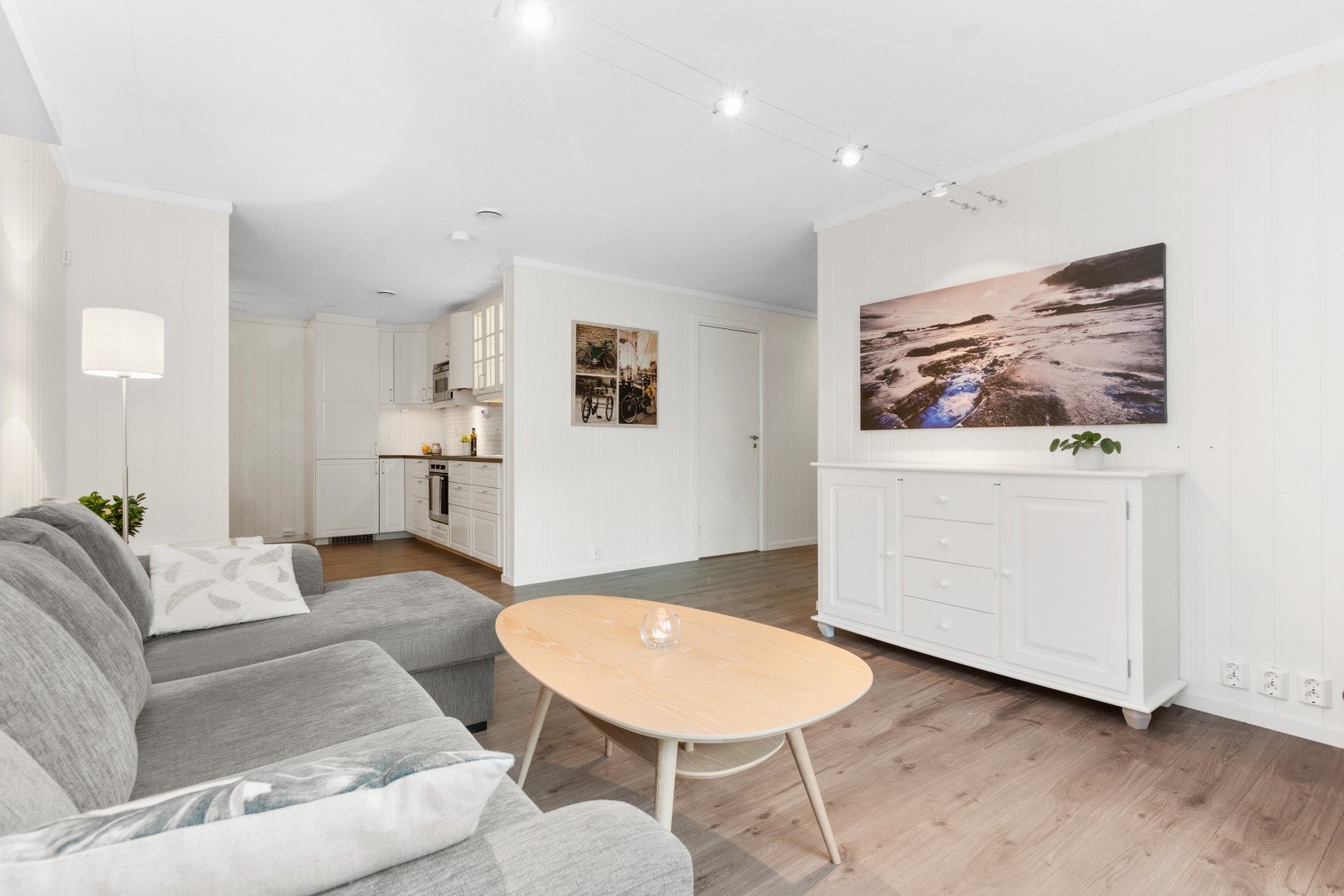 Leiligheten har en god og arealeffektiv planløsning, med stue og kjøkken i delvis åpen løsning - leiligheten har en moderne og gjennomført stil. Galleribilde