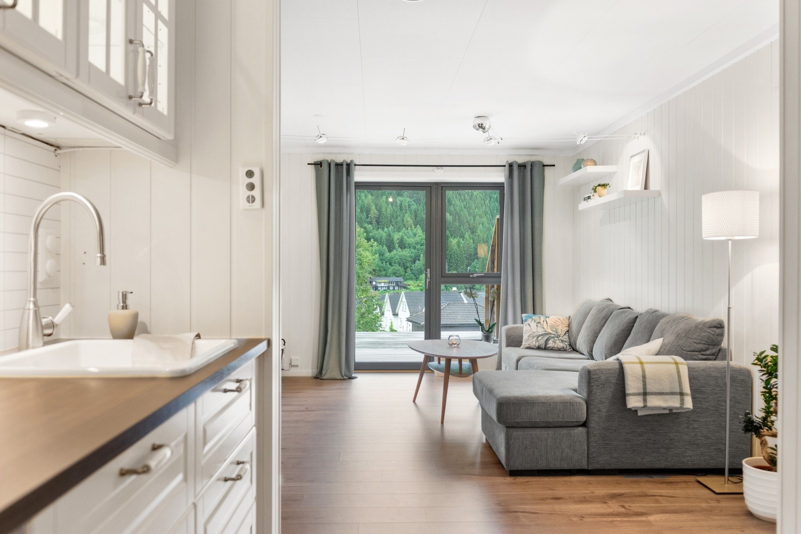 Velkommen til Skåveien 9 B - En attraktiv 3-roms selveierleilighet med praktfull utsikt. Foto: Interiørfoto v/ Haukdal. Galleribilde