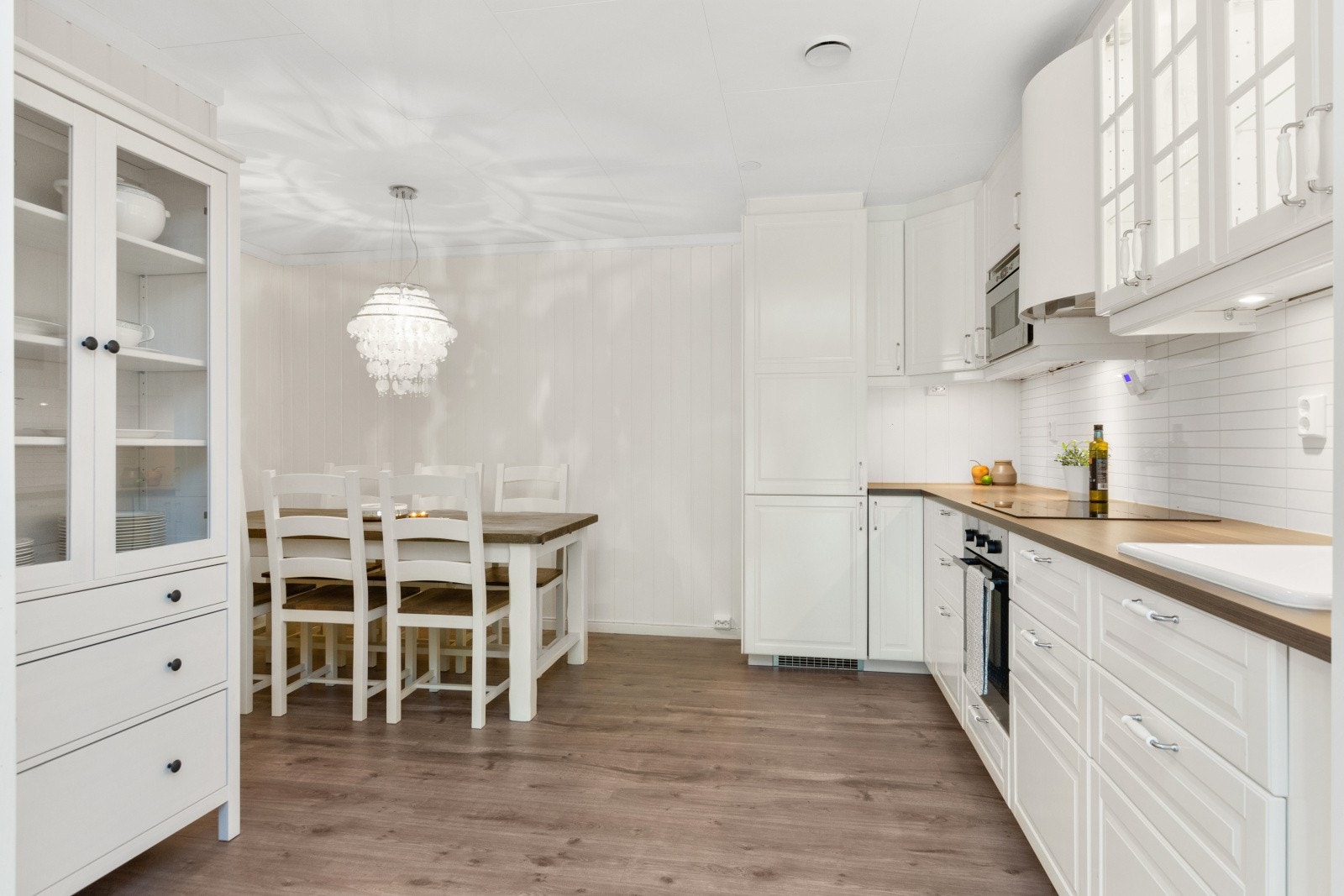 På kjøkkenet er det god plass til spisebord. Galleribilde