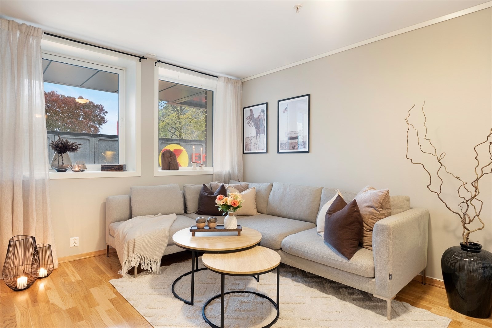 Lys og fin stove, med vindaugsflater som sikrar godt lysinnslepp. Galleribilde