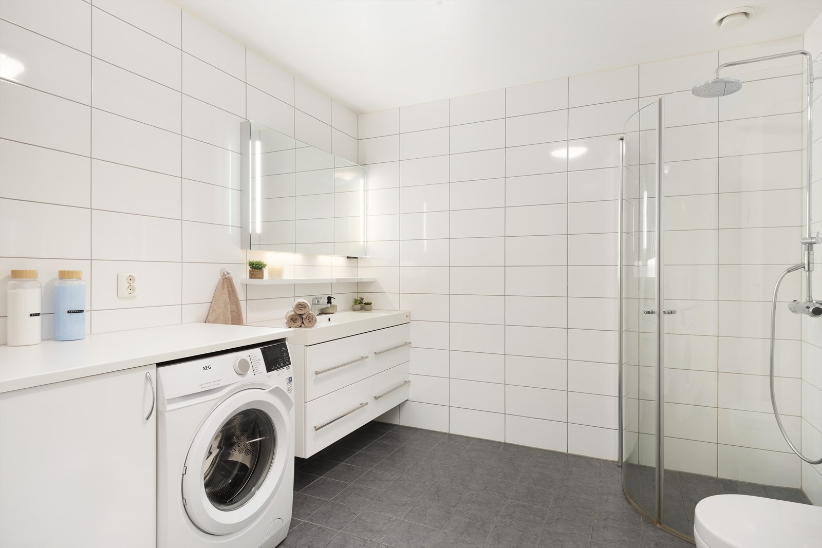 Badet har flisar på golv og vegg, samt malt tak. Vannbåren varme i golv. Livsløpsstandard. Galleribilde