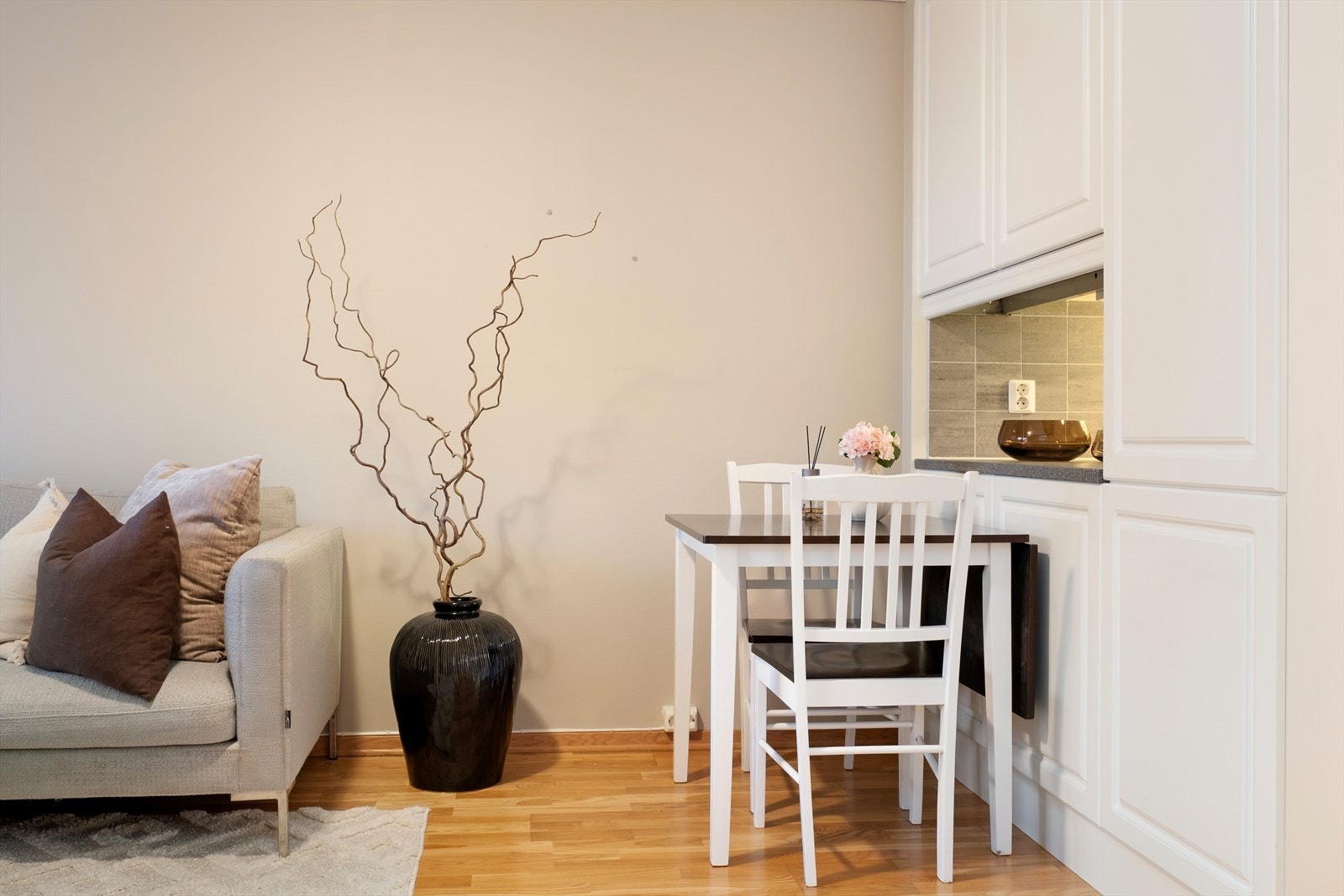 Ein har også plass til å innreie med eit spisebord. Galleribilde