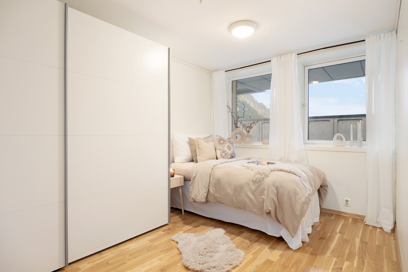 Romsleg soverom som ein kan innreie etter eige behov. Ein har også god plass til ønskja garderobeløysing. Galleribilde