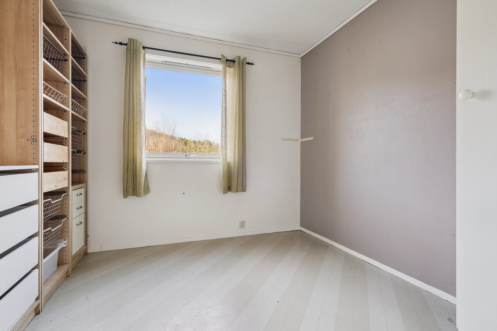 Praktisk soverom på 8m², Pax garderobeskap fra IKEA kan medfølge. Galleribilde