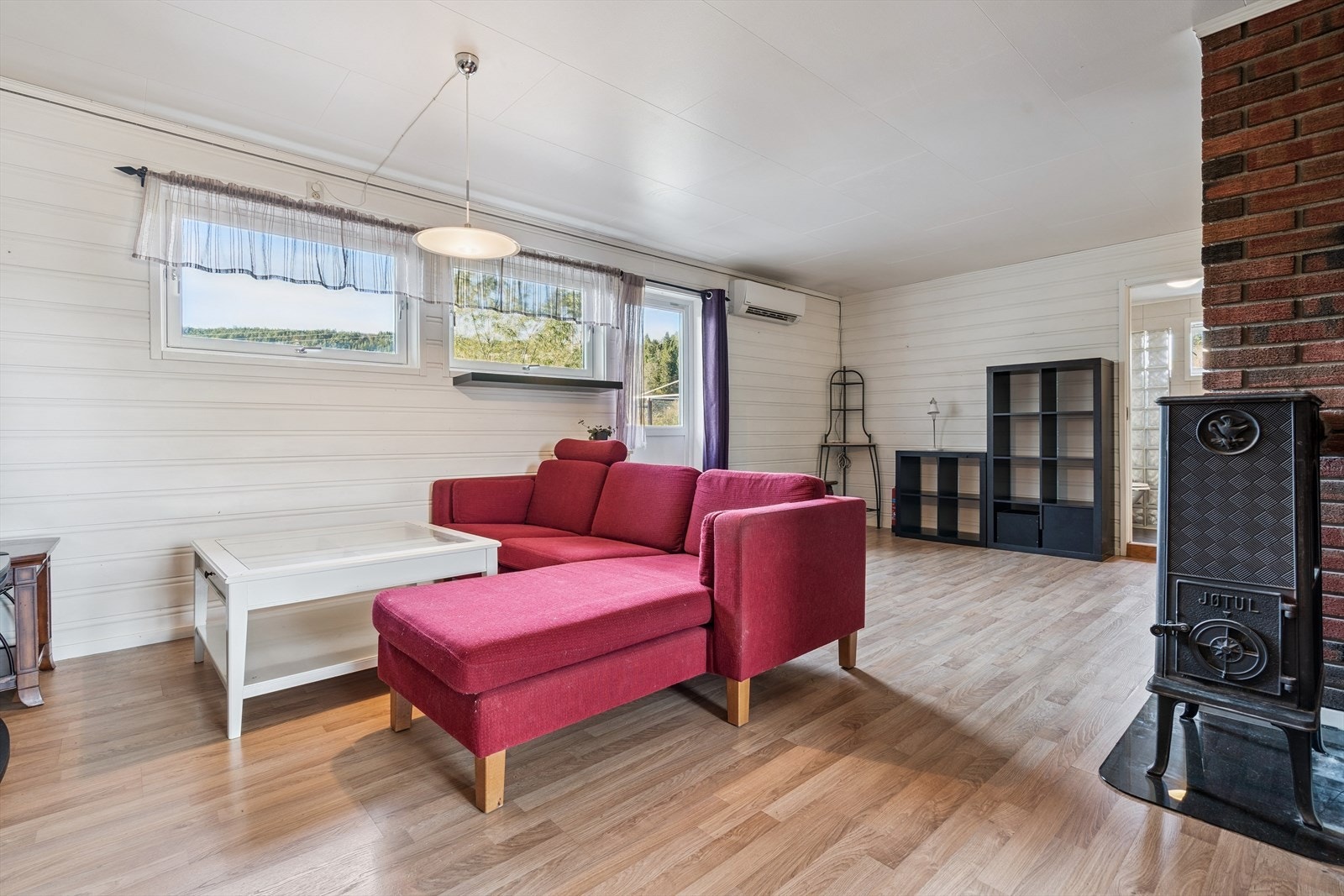 Stuen nyter av behagelig oppvarming fra peis og varmepumpe. Galleribilde
