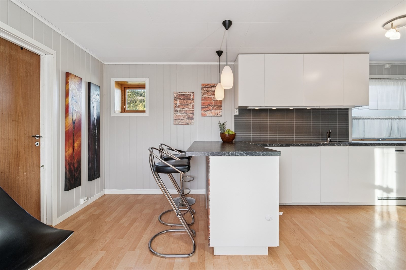 Kjøkkenet har glatt hvit innredning som ble skiftet i 2015. Galleribilde