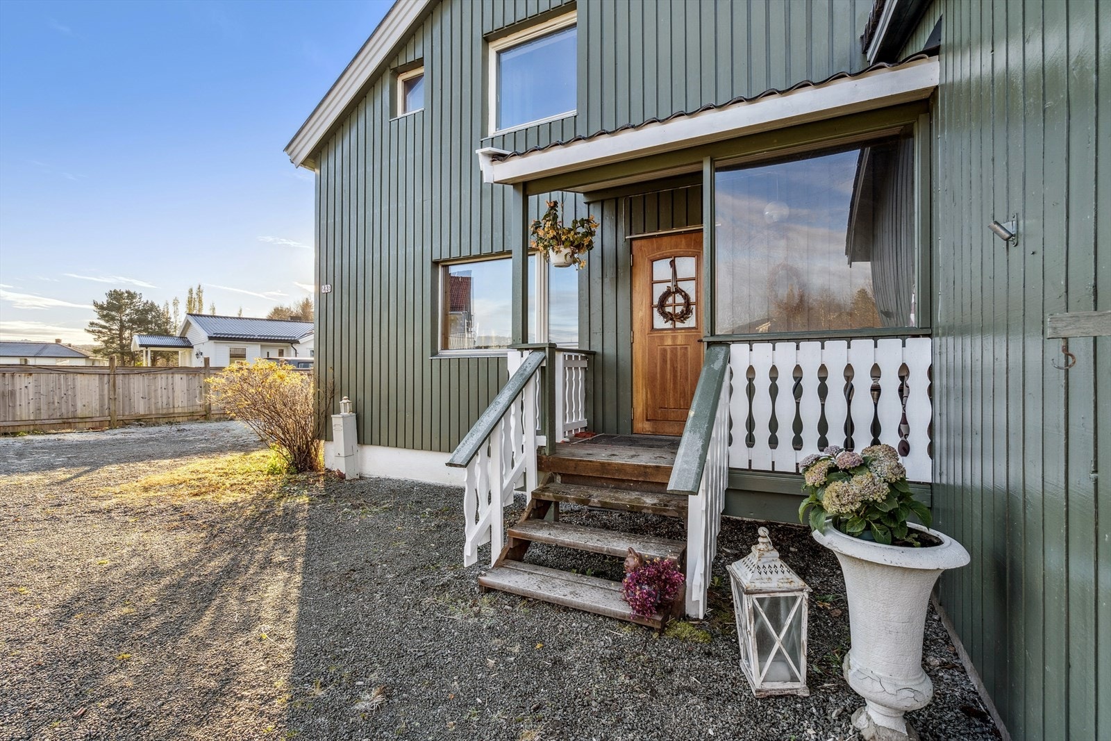 Boligen har 2 bruksenheter som gir muligheter til å bo samt leie ut. Galleribilde