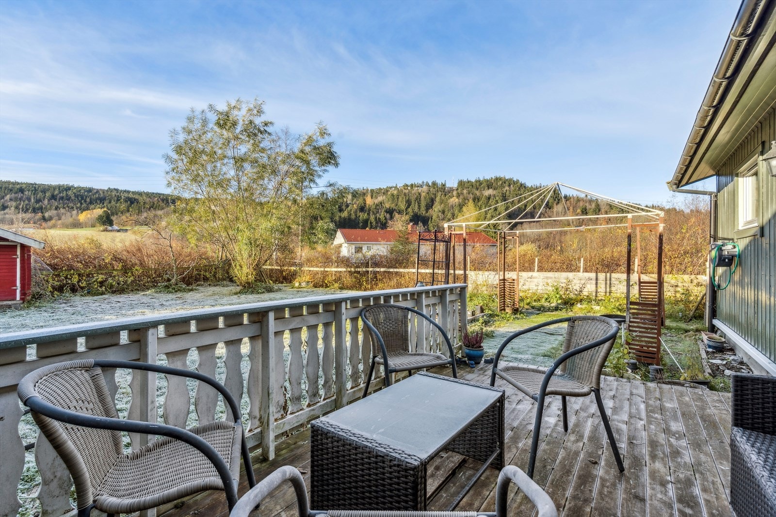 Boligen nyter av flotte uteområder med god boltringsplass for både store og små. Galleribilde