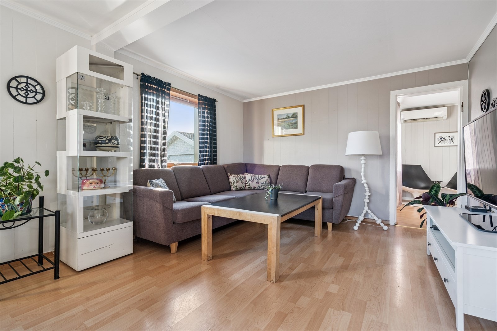 Stuen er på 25m² med adgang til kjøkken og gang. Galleribilde