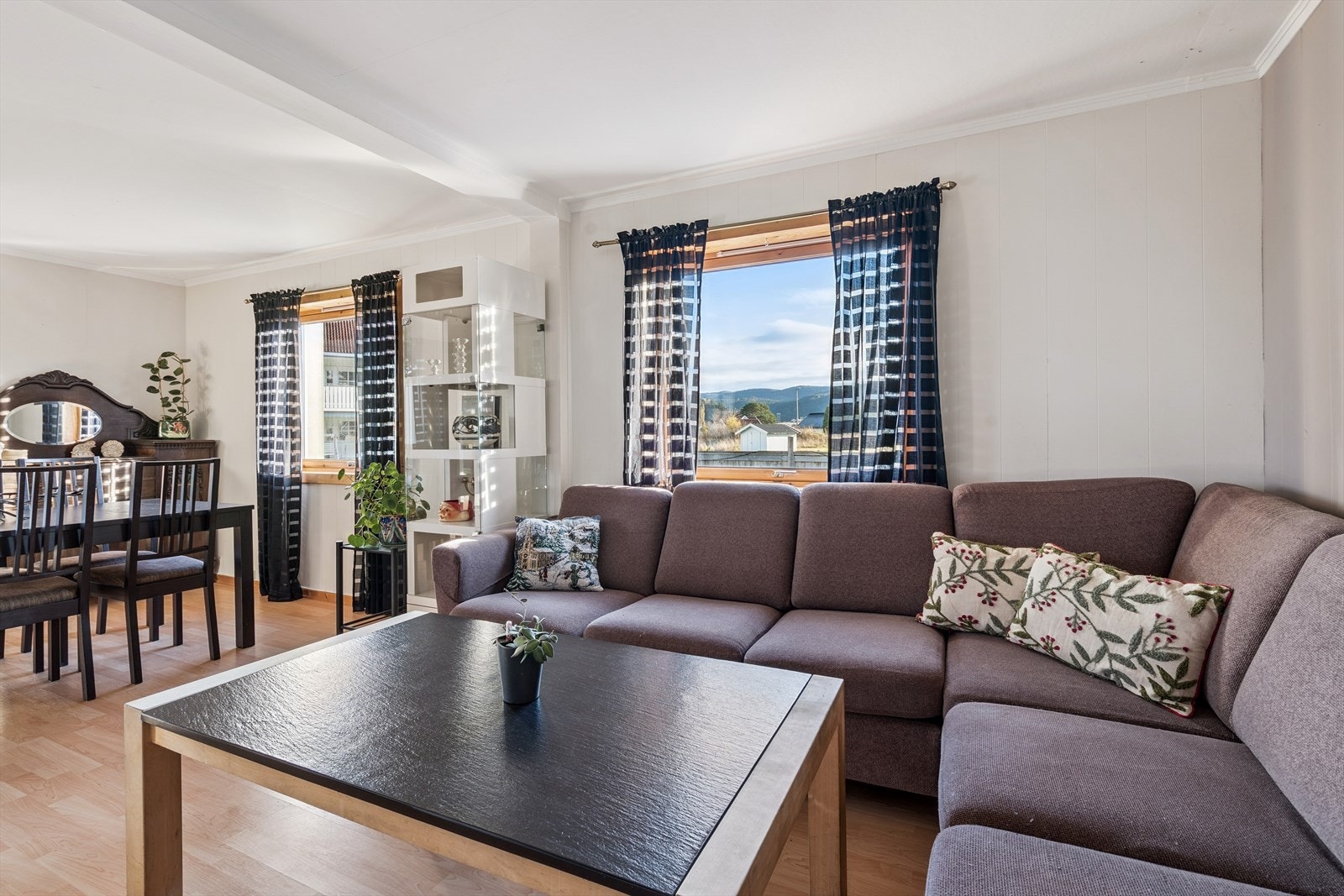 Rikelig med naturlig lysinnslipp fra de store vindusflatene. Galleribilde