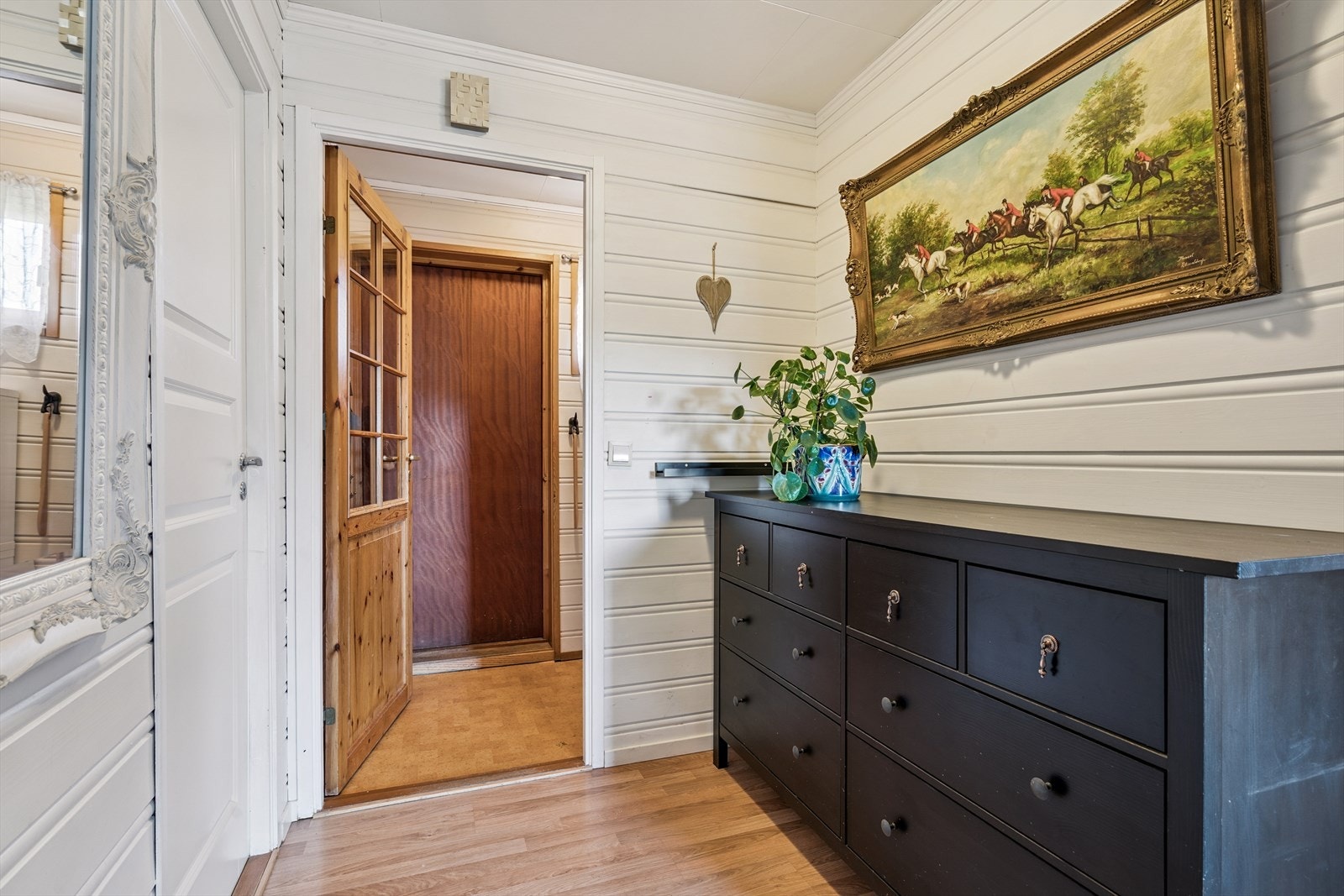 Godt med oppbevaringsplass av ønsket yttertøy. Galleribilde