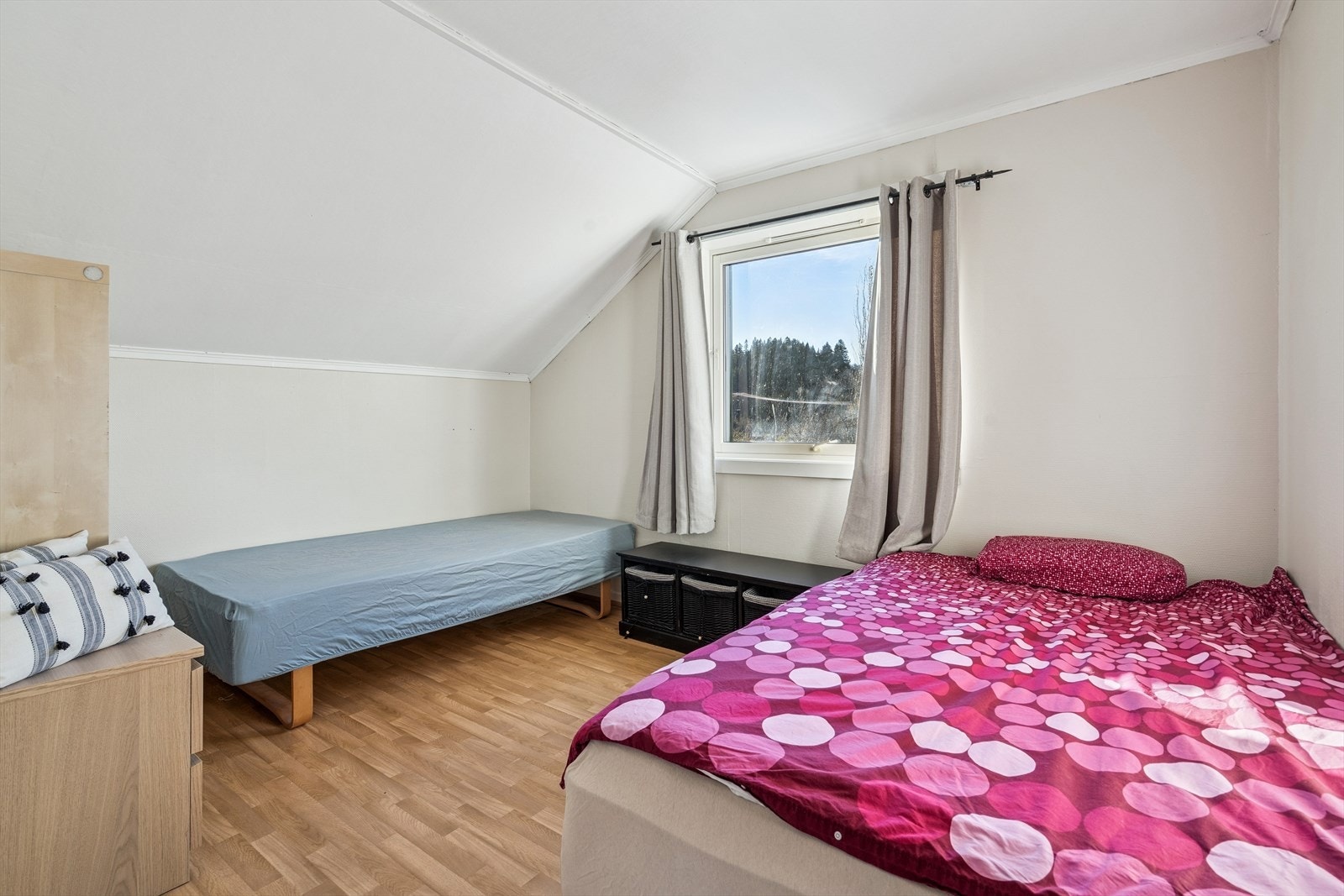 Soverom på 9,3m² som gir plass til ønsket sengestørrelse. Galleribilde