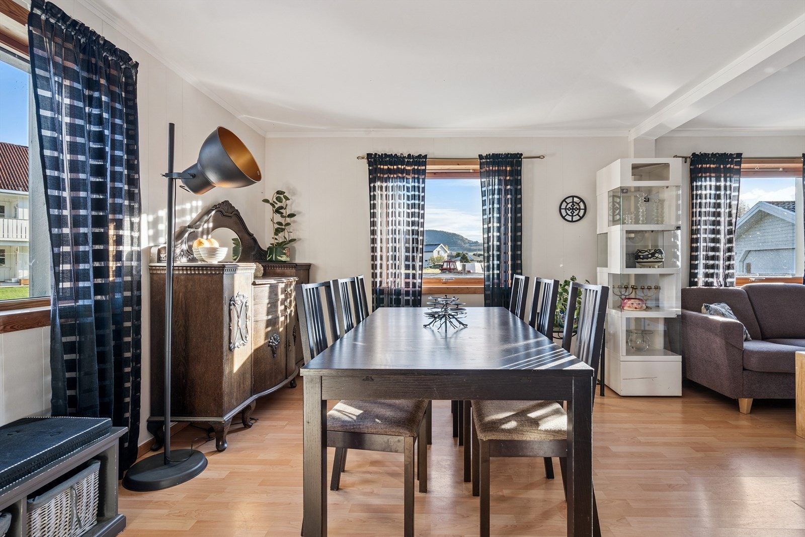 Stuen har god plass til flere sittegrupper. Galleribilde