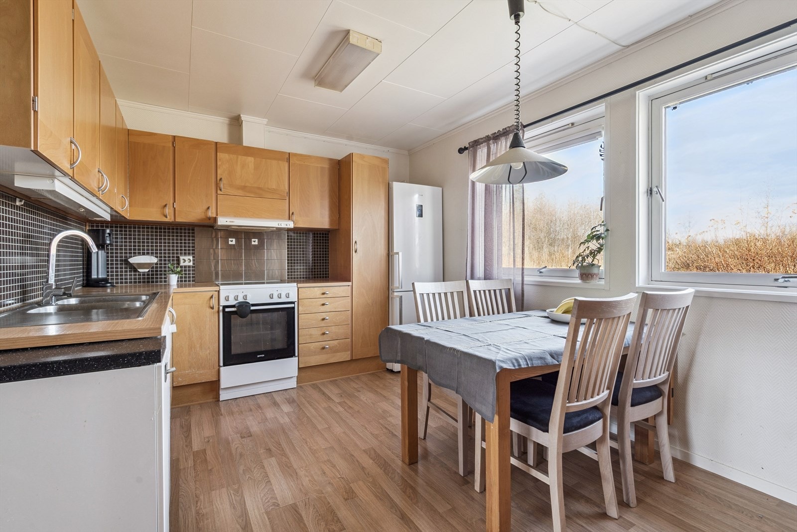 Kjøkkenet har rikelig med benkeplass, samt over- og underskap for god oppbevaring. Galleribilde