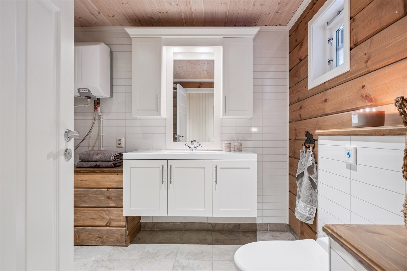 Delikat baderom med behagelig gulvvarme. Galleribilde