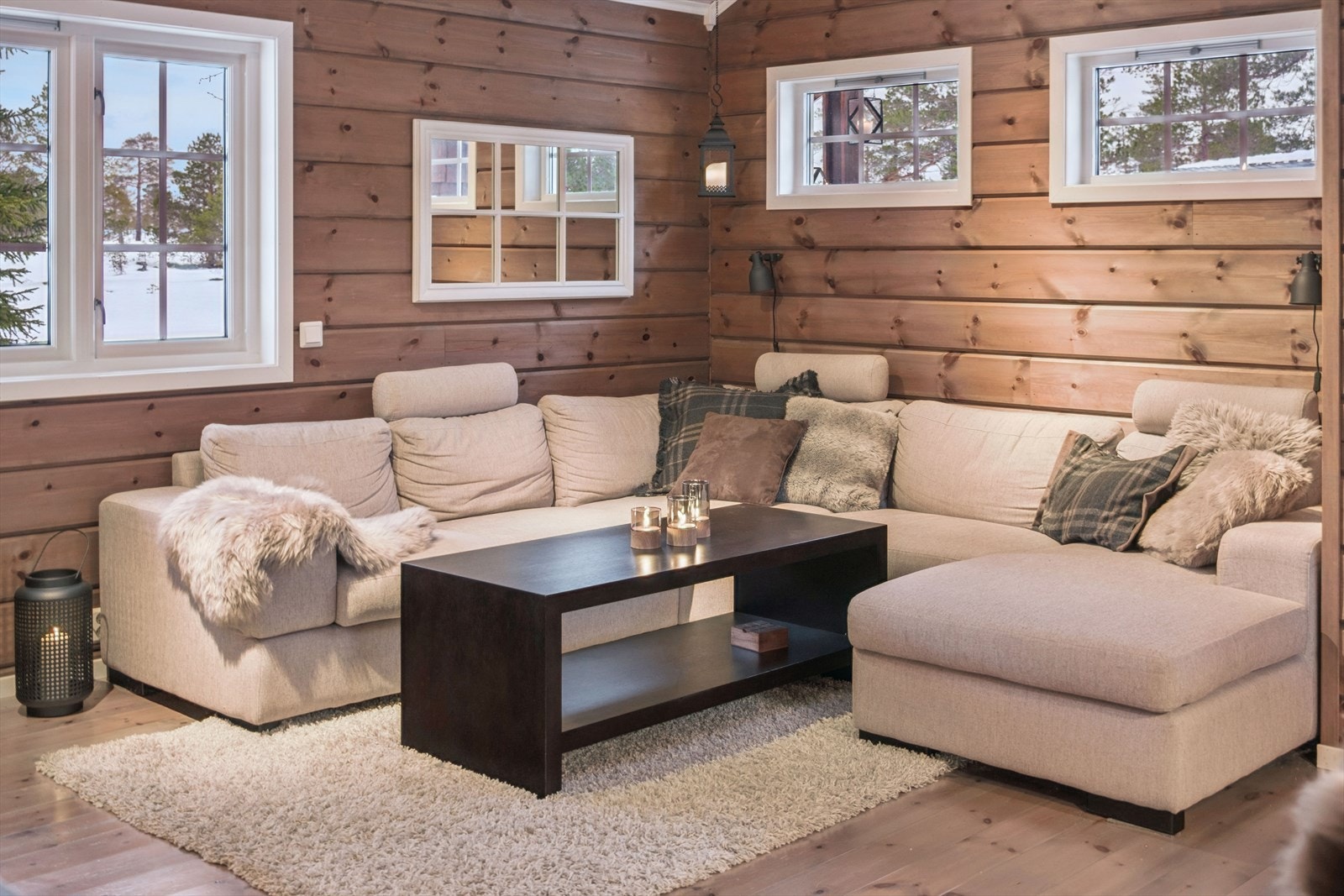 Til oppvarming er det vedfyring og elektriske panelovner. Galleribilde