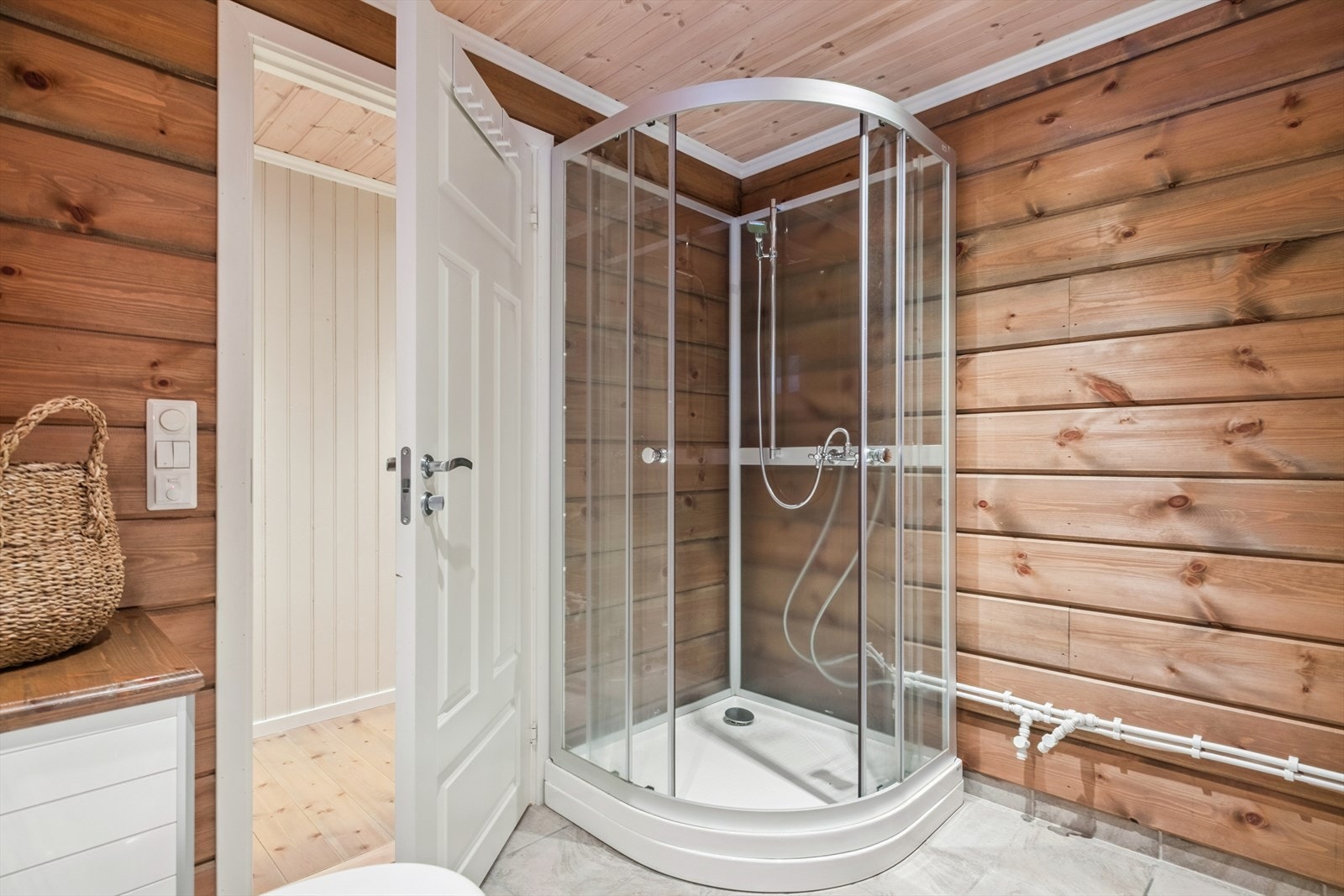 Badet er innredet med vask, biotoalett, dusjkabinett, bereder og mekanisk avtrekk. Galleribilde