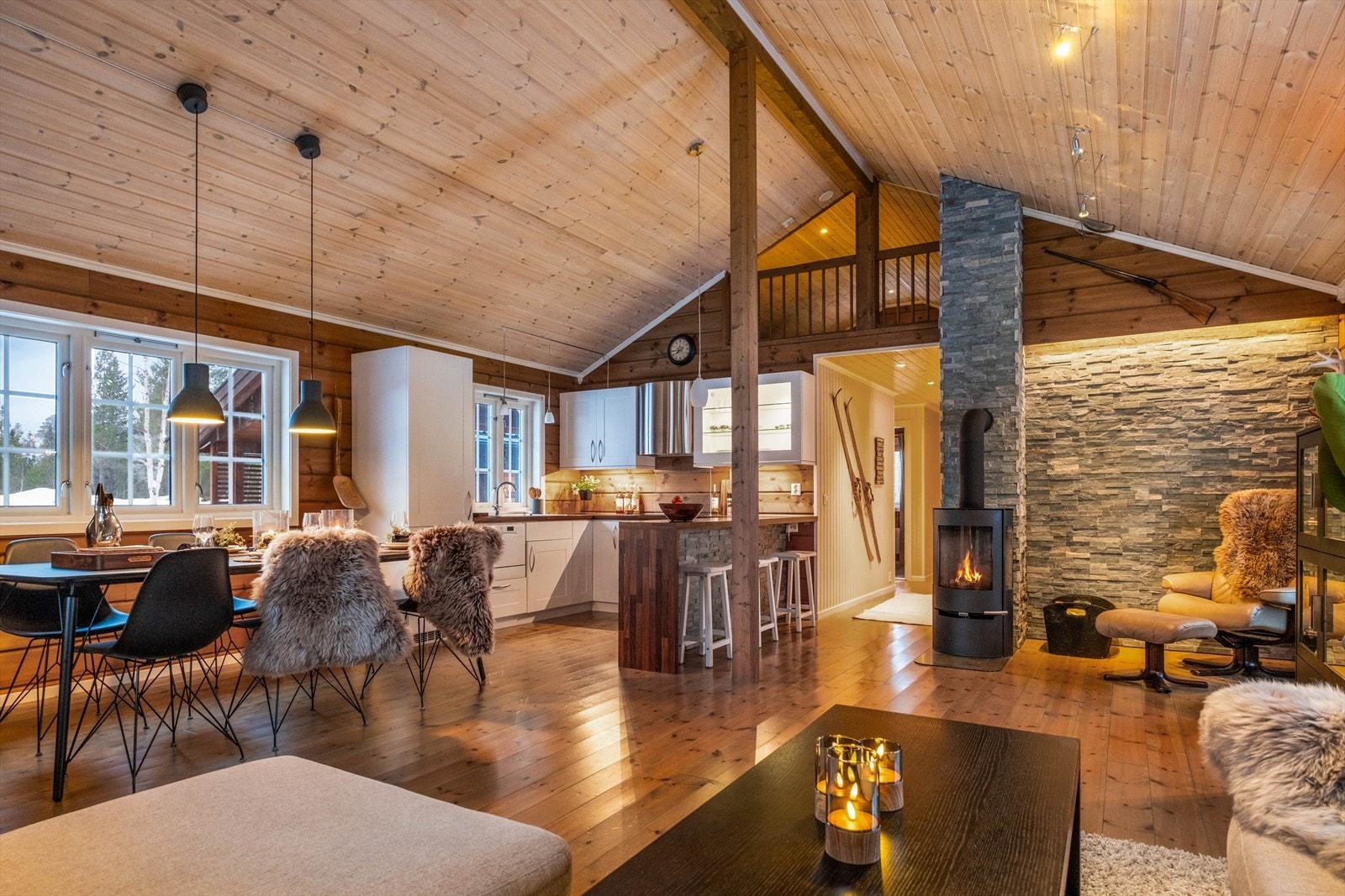 Den åpne stue/kjøkken løsningen er på hele 37 kvm. med god plass til flere sosiale soner. Galleribilde