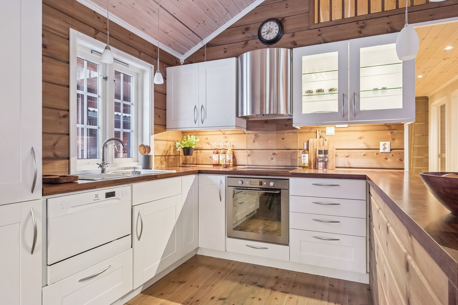 Profilert kjøkkeninnredning med hvitmalte fronter og laminert benkeplate. Galleribilde