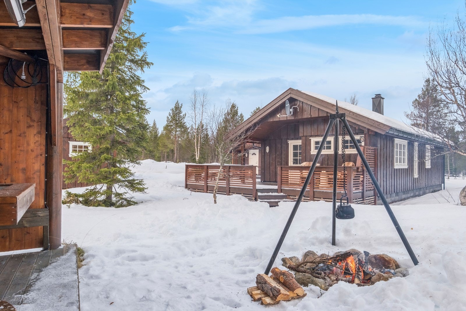 Eiendommen byr på gode uteområder meg god boltreplass for både store og små. Galleribilde