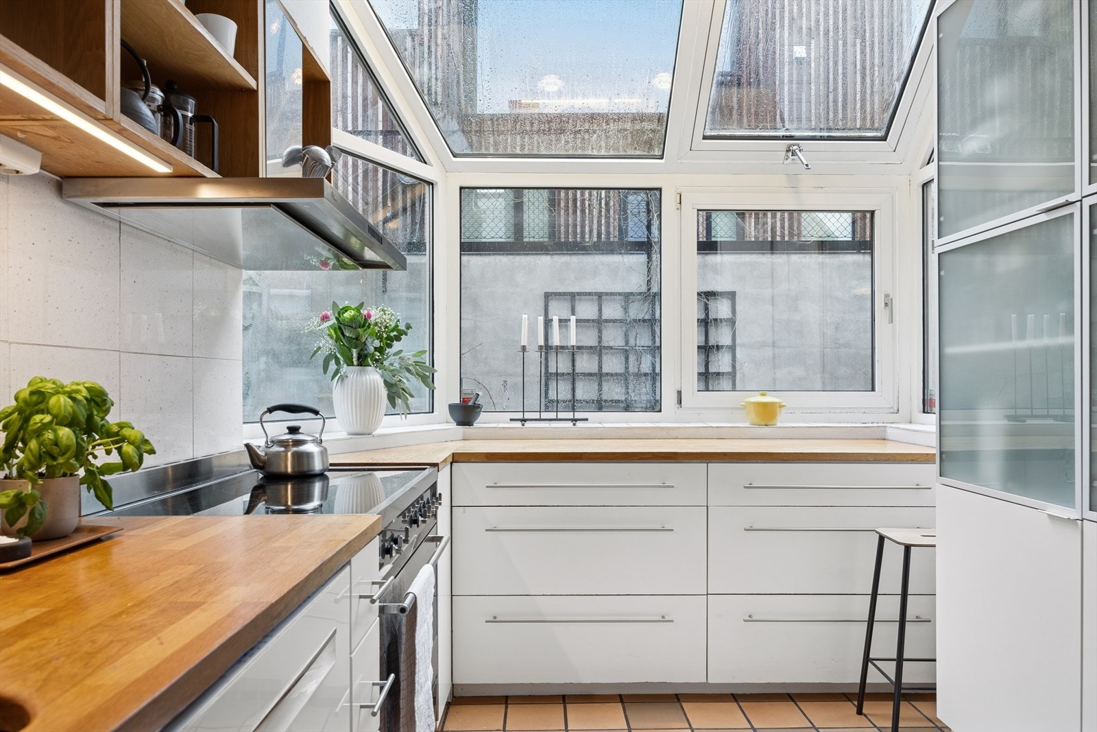 Det er kjøkkenventilator med avtrekk over kokeplassen. Galleribilde