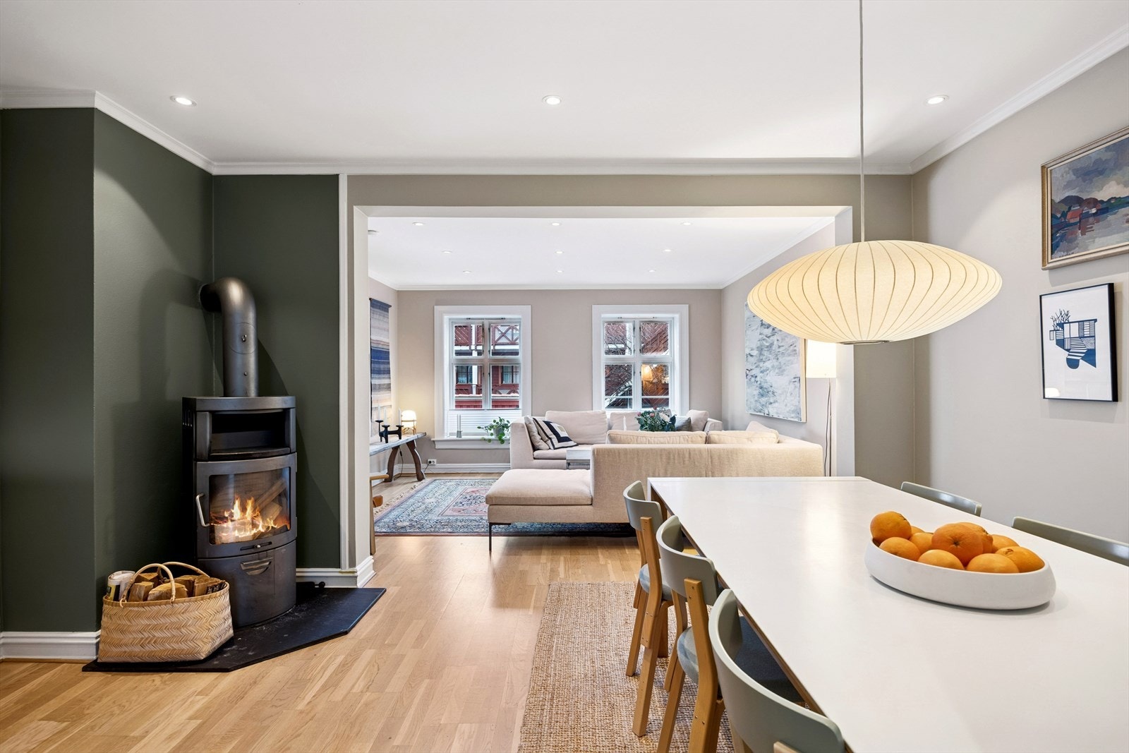 Her er det plass til et stort spisebord, hvor du kan samle familie og venner. Ved spisestuen er det en peis som sørger for ekstra hygge og varme på kalde dager. Galleribilde