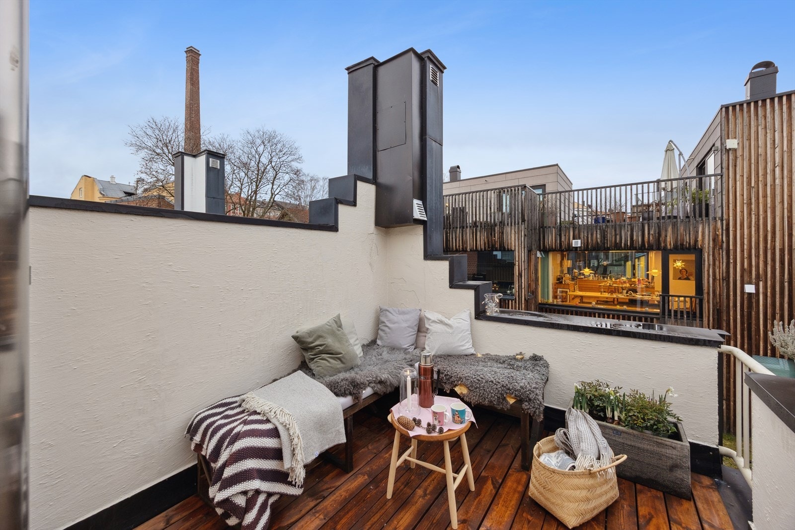 Fra loftsetasjen er det utgang til en solrik takterrasse på ca. 7 m². Galleribilde