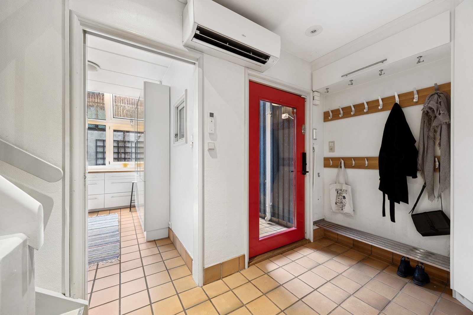 Her ønskes du velkommen inn til en lys og flislagt gang. Det er installert en luft-til-luft varmepumpe fra 2016. Galleribilde