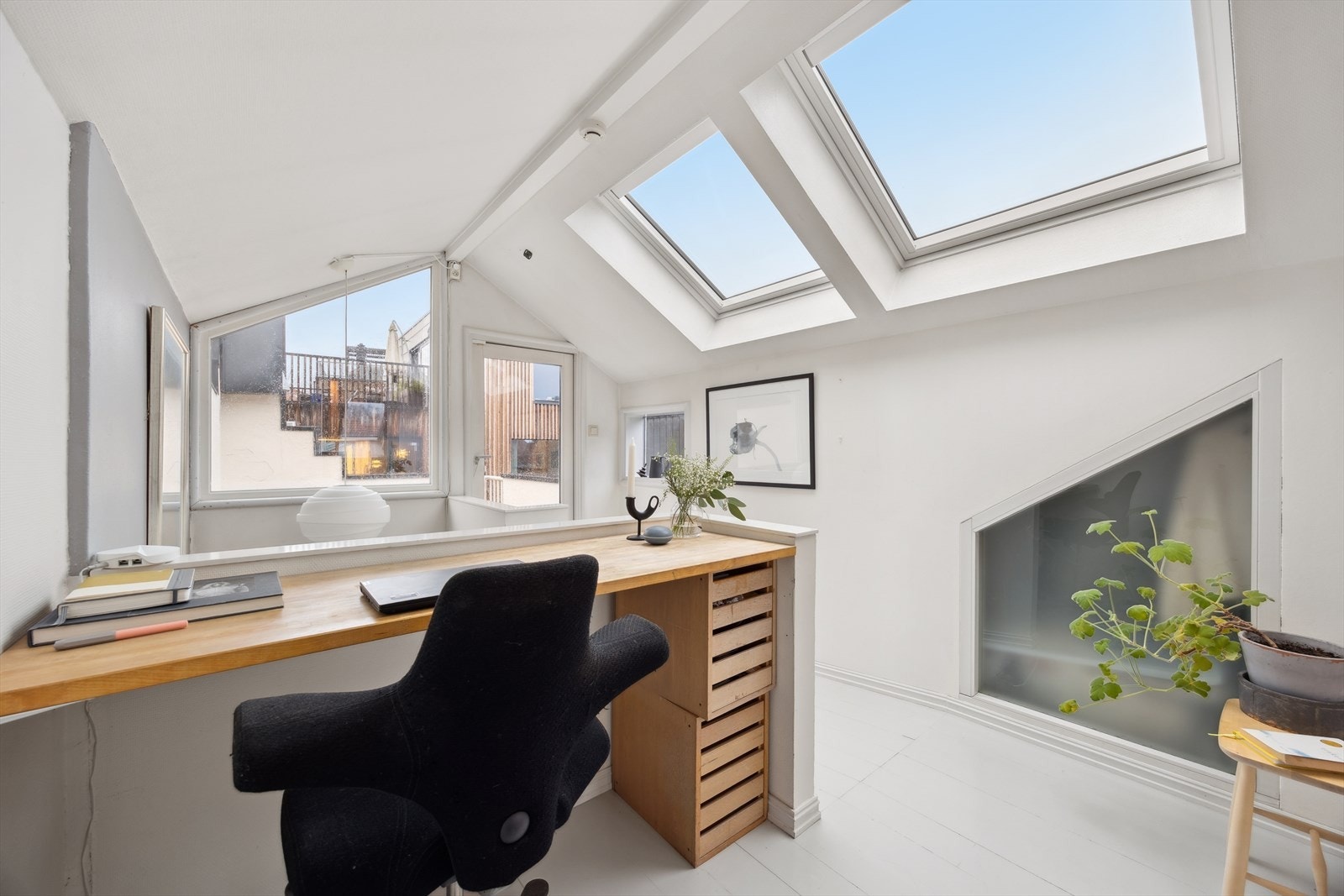 Deler av etasjen er innredet med en kontorplass. Dette er et flott rom med flere bruksmuligheter. Galleribilde