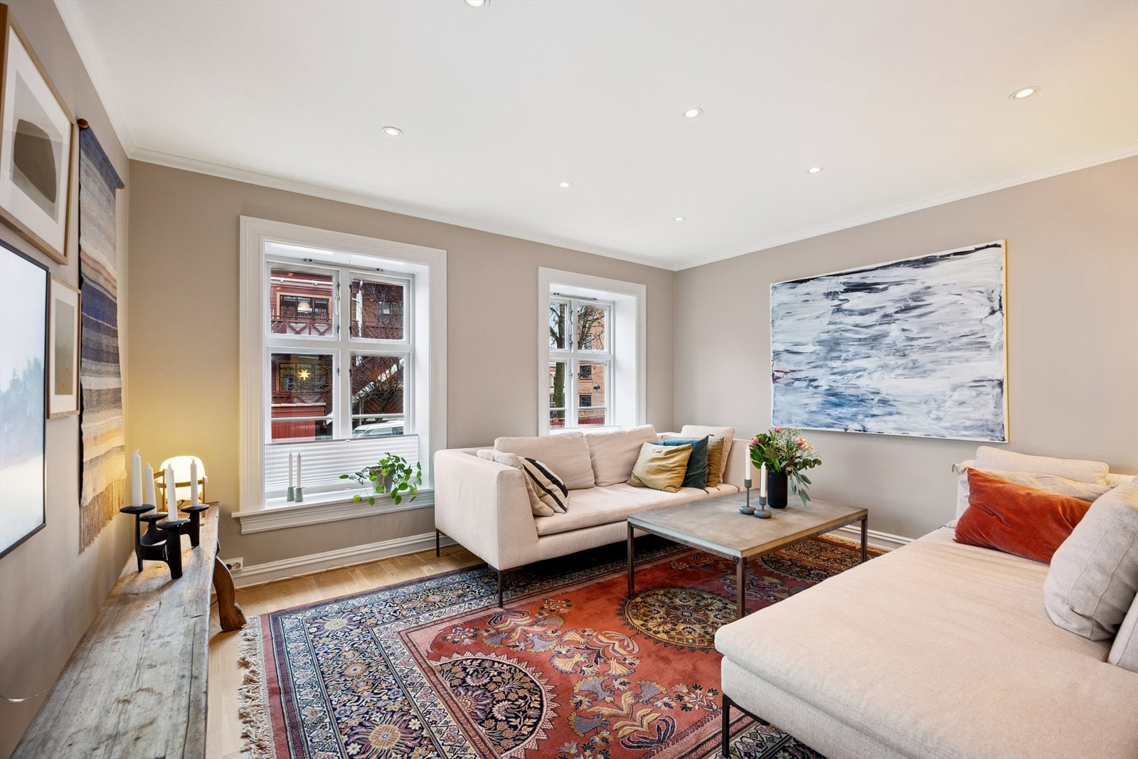 De store vindusflatene i to retninger slipper inn godt med naturlig lys og skaper en luftig atmosfære. Galleribilde